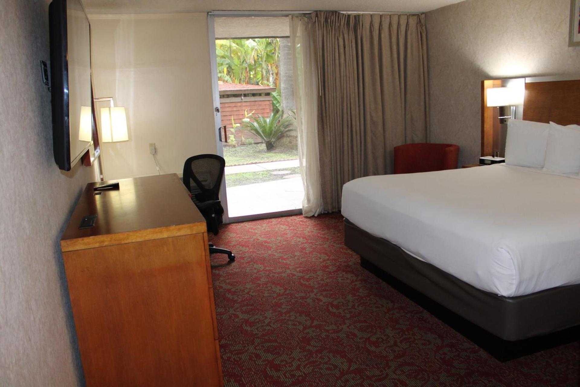 Clarion Hotel Bakersfield North photo 9