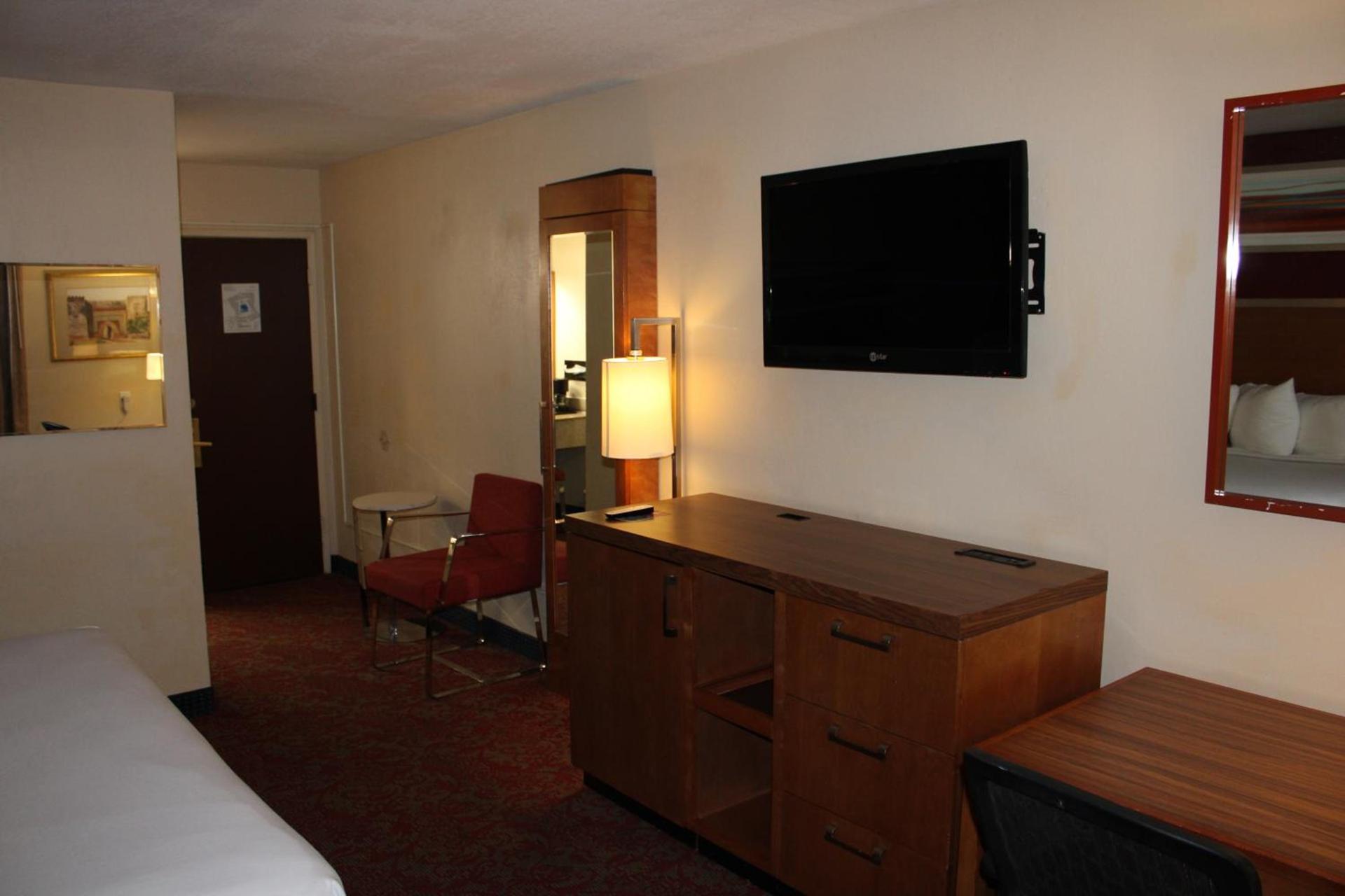 Clarion Hotel Bakersfield North photo 41