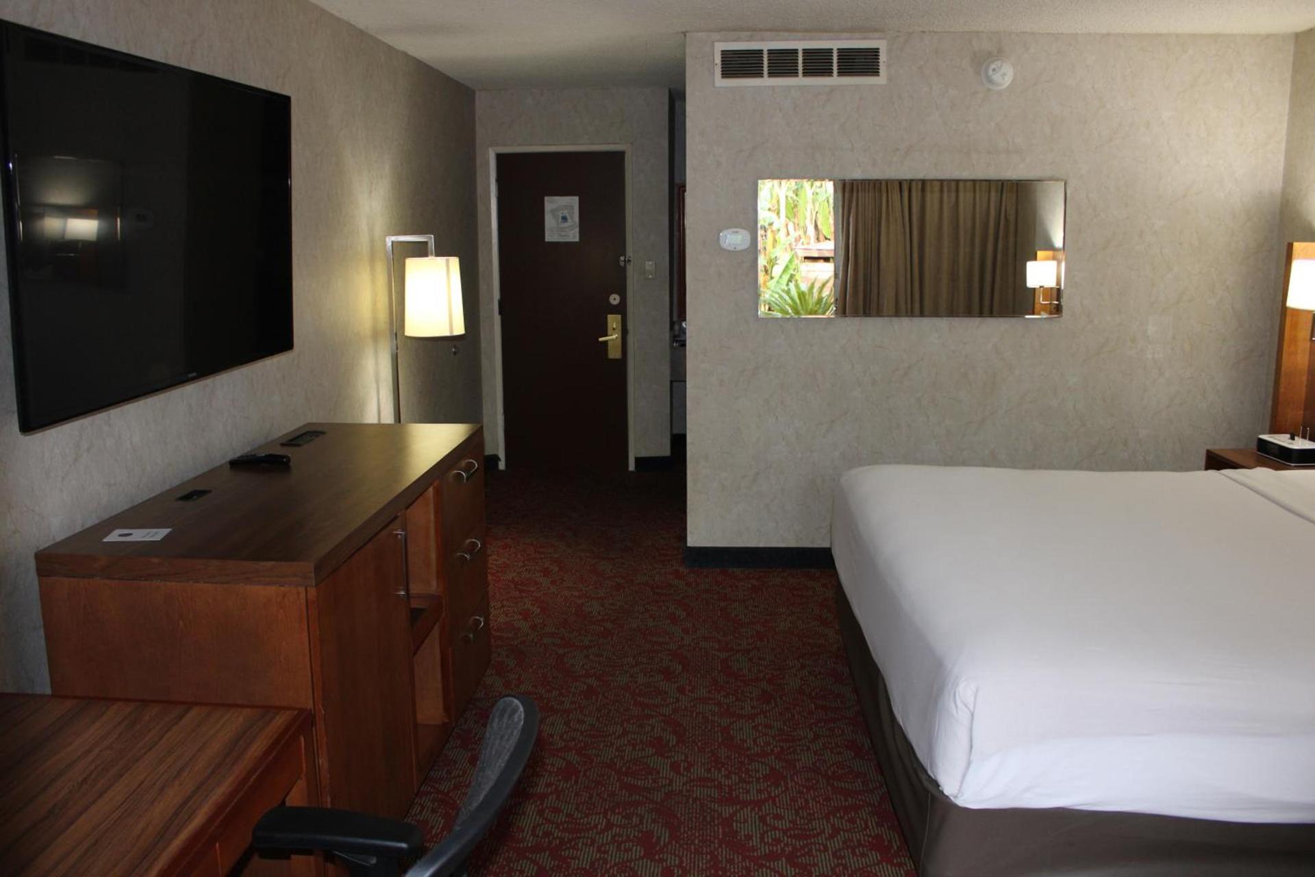 Clarion Hotel Bakersfield North photo 43