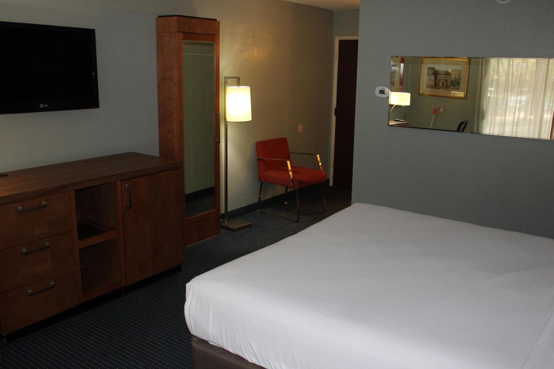Clarion Hotel Bakersfield North photo 42