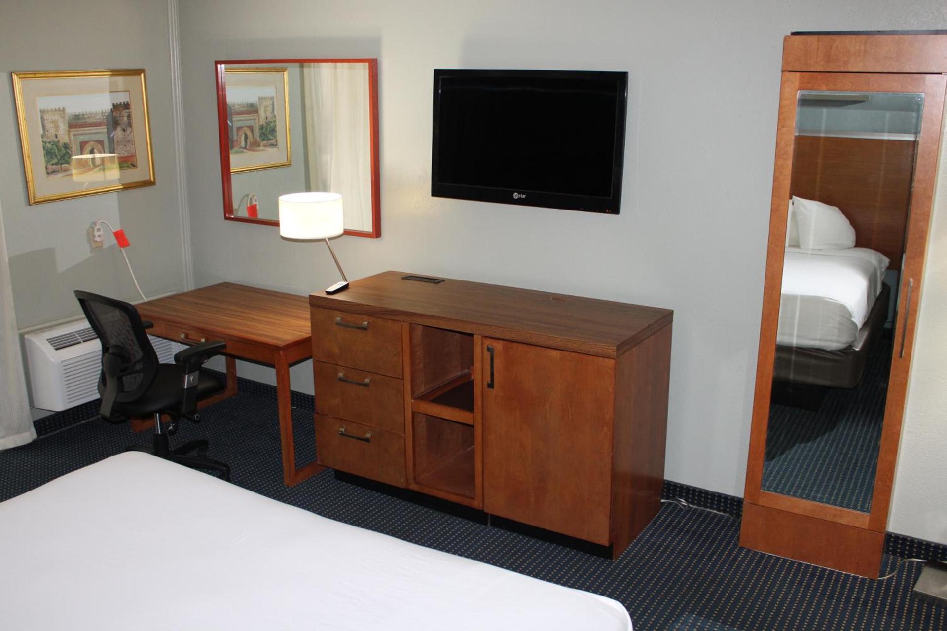 Clarion Hotel Bakersfield North photo 44