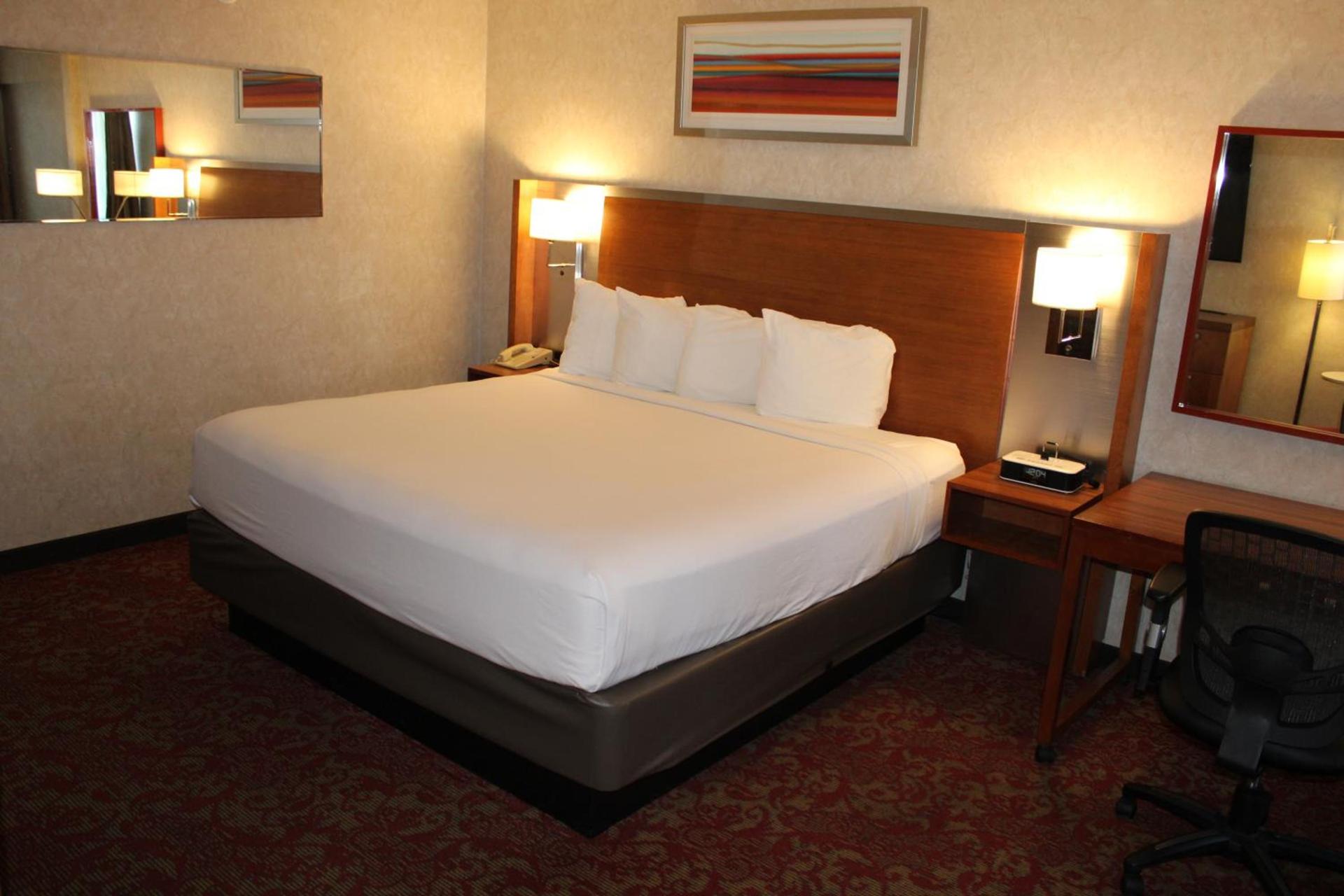 Clarion Hotel Bakersfield North photo 46