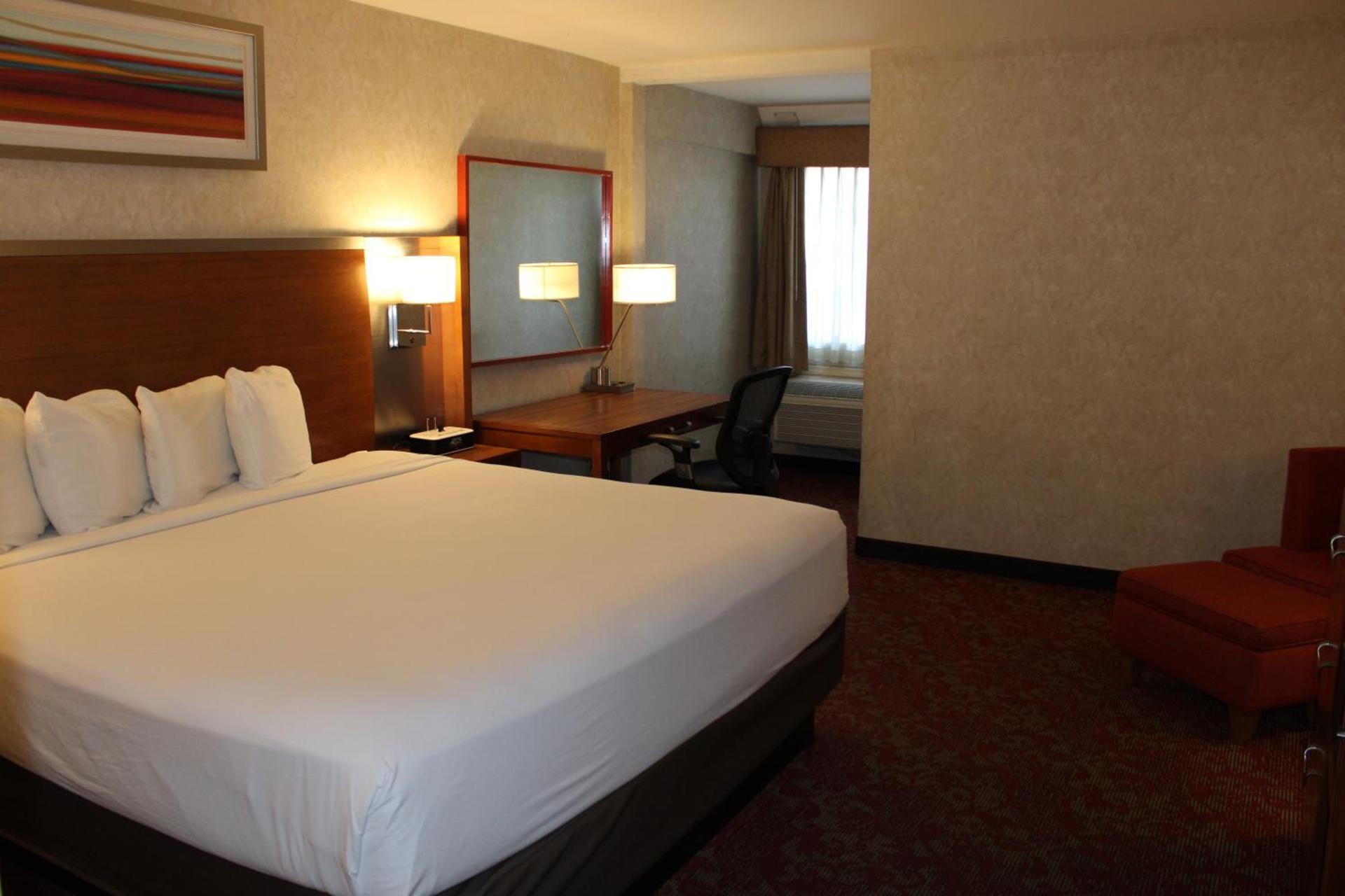 Clarion Hotel Bakersfield North photo 8