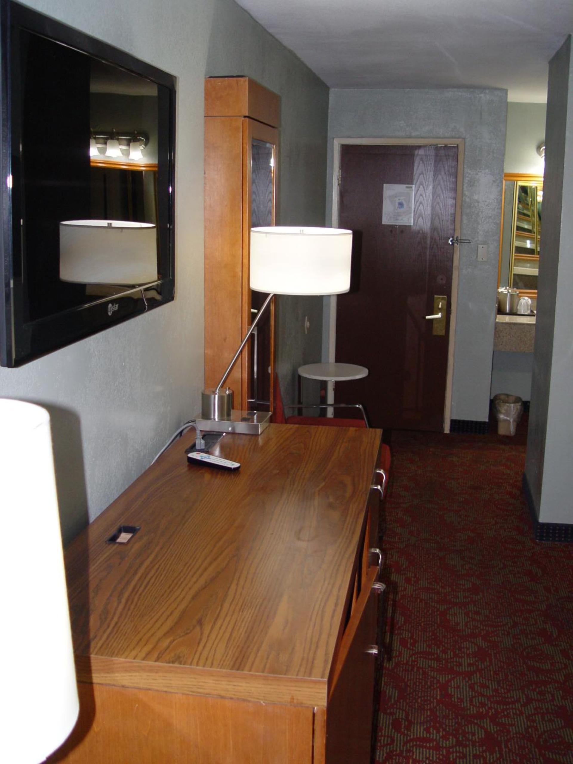 Clarion Hotel Bakersfield North photo 48