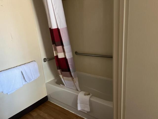 Travelodge by Wyndham Holland-Toledo photo 2