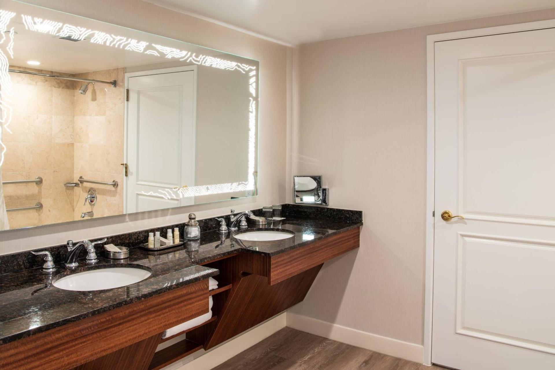 Renaissance Newport Beach Hotel photo 68
