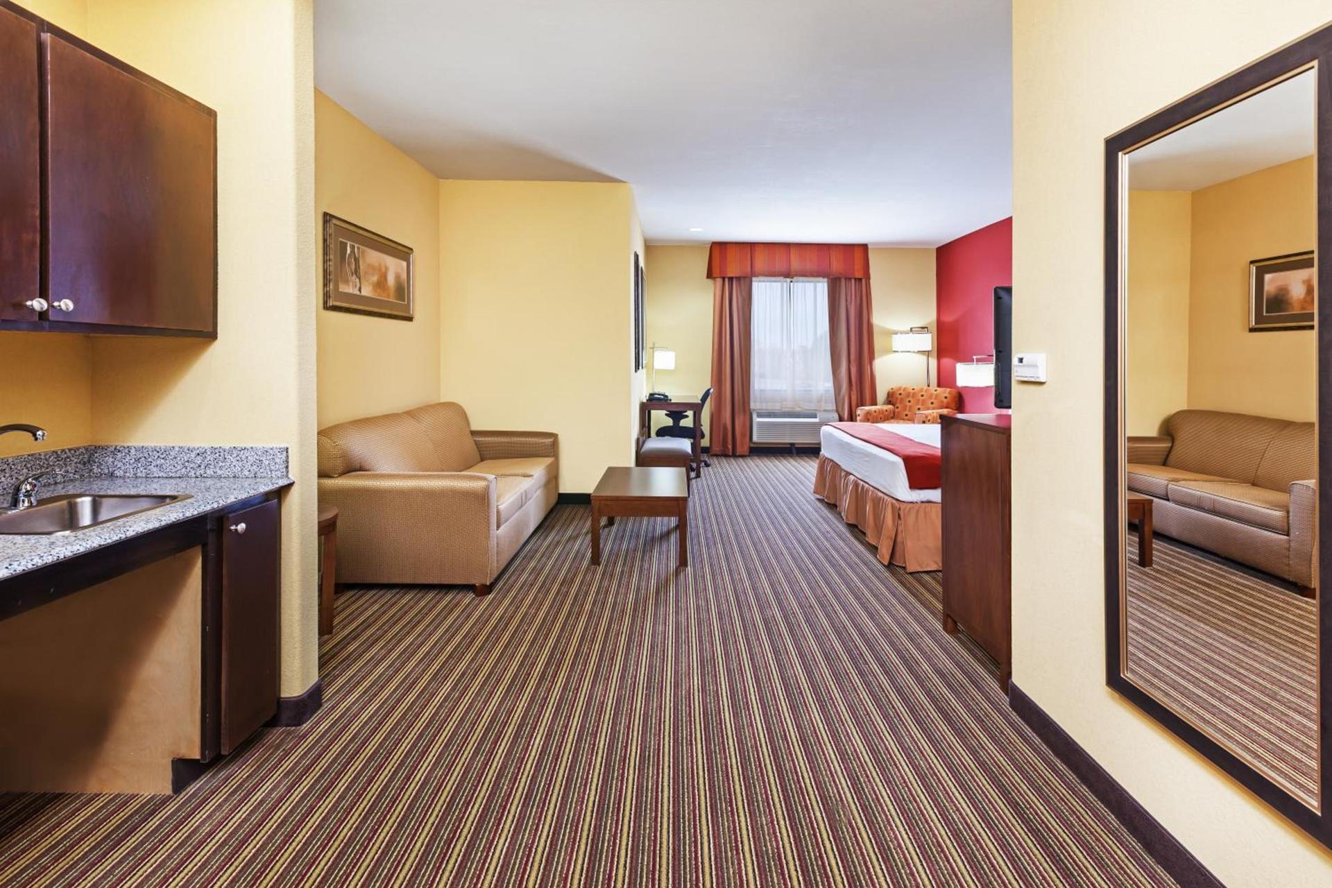 Holiday Inn Express & Suites Cleveland by IHG photo 2