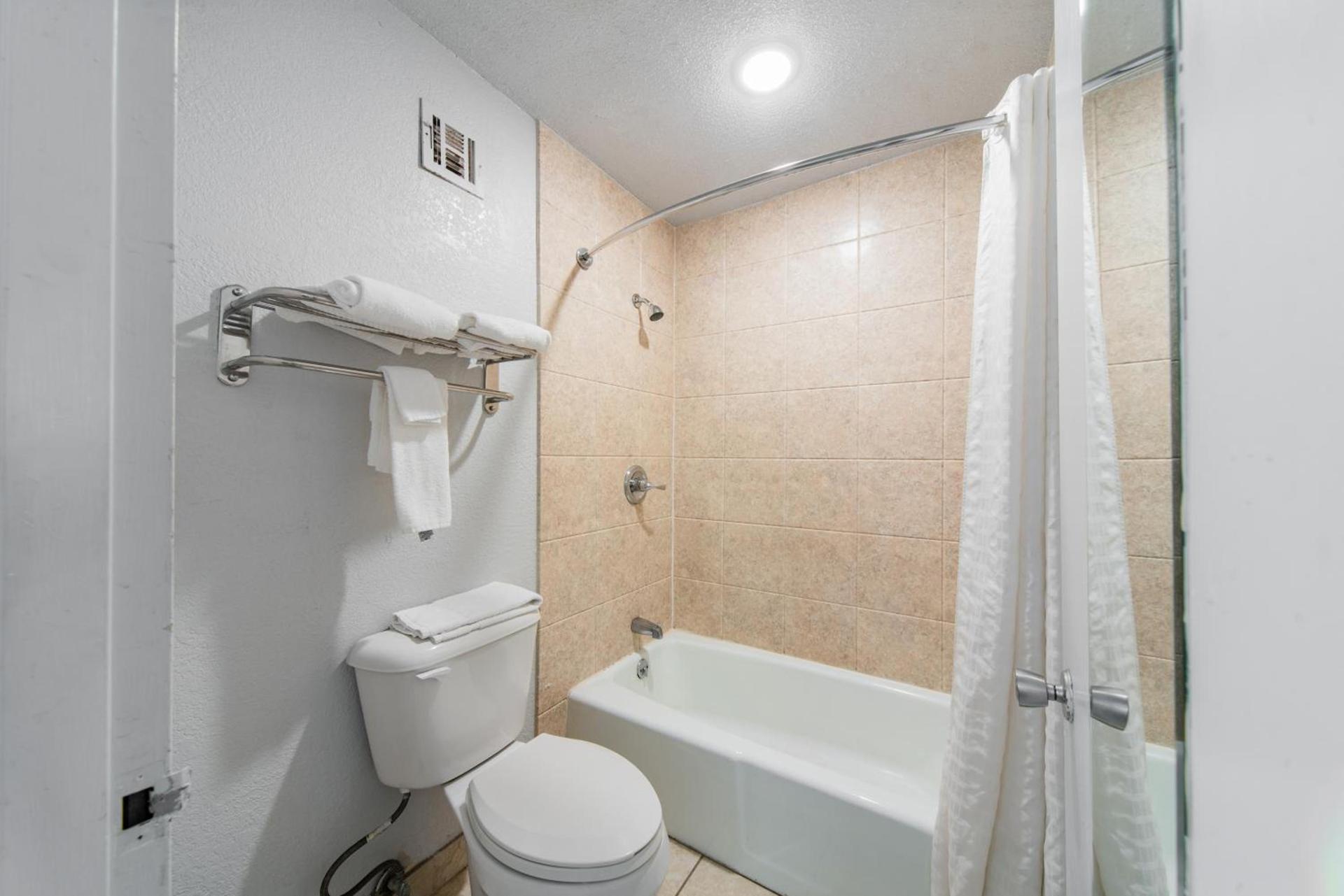 Econo Lodge Inn & Suites Near Bricktown photo 64