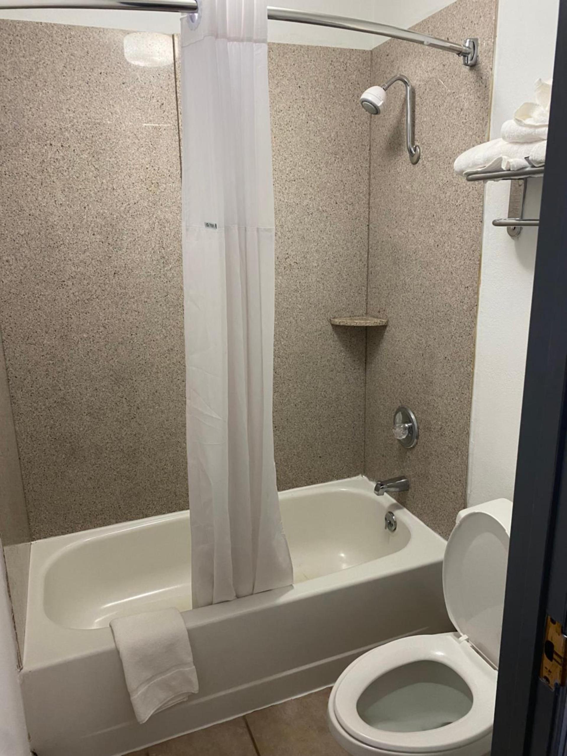 Days Inn by Wyndham Perryville MO photo 9