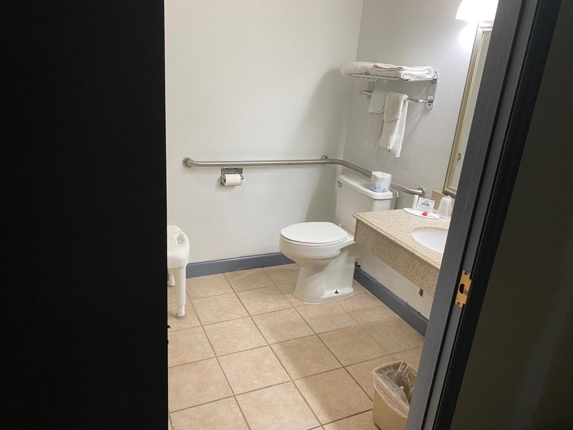 Days Inn by Wyndham Perryville MO photo 20