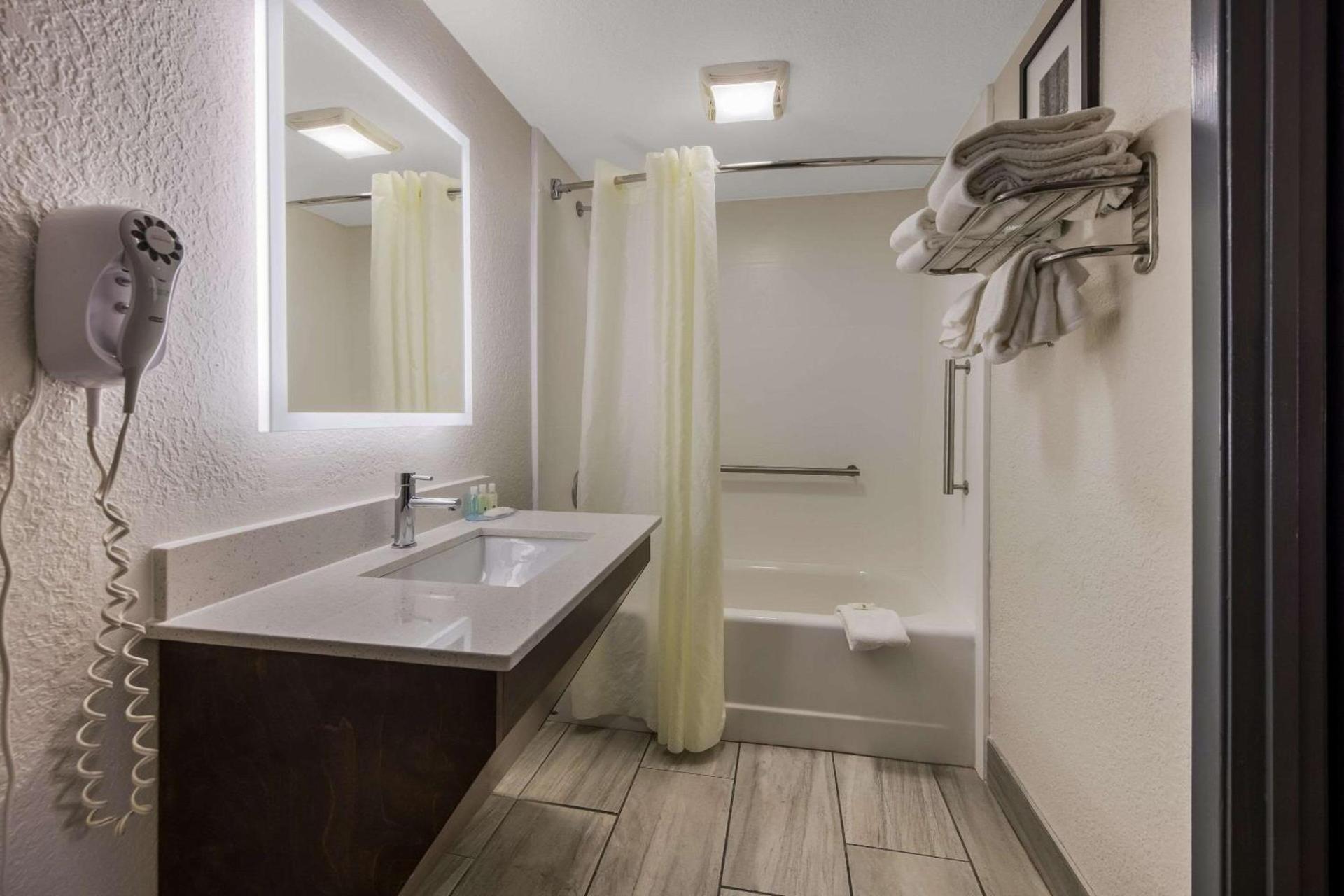 Quality Inn Asheville Airport photo 18