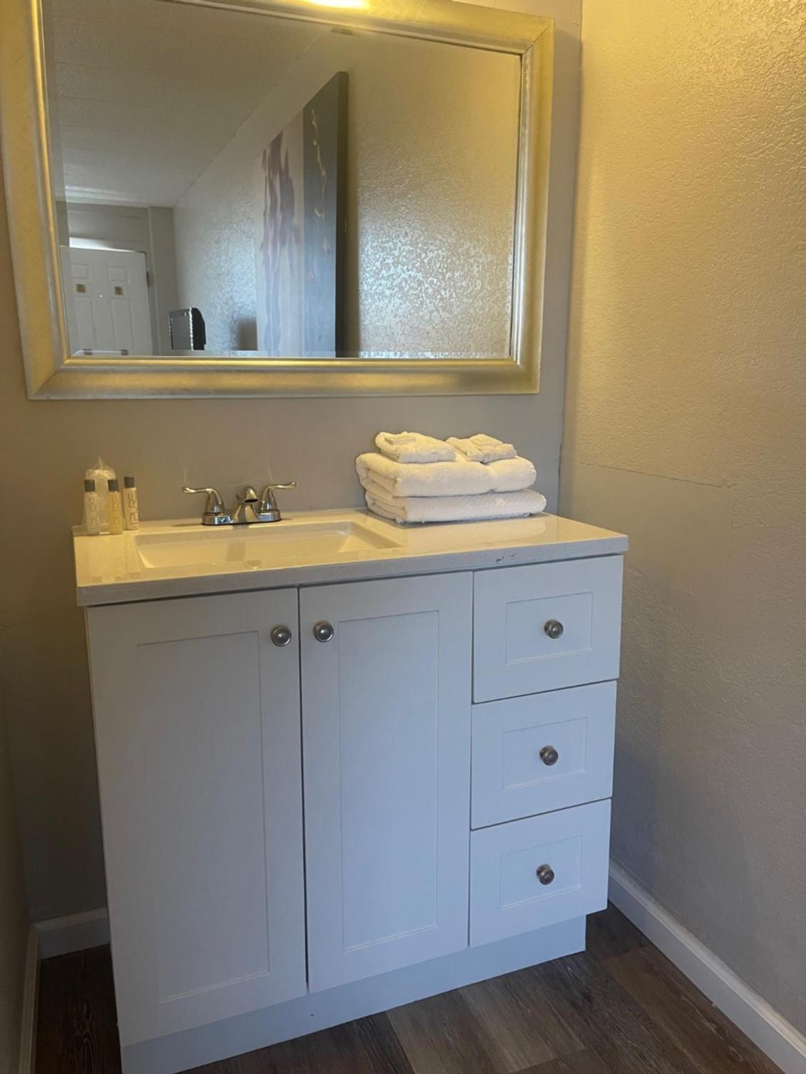 APM Inn and Suites photo 11