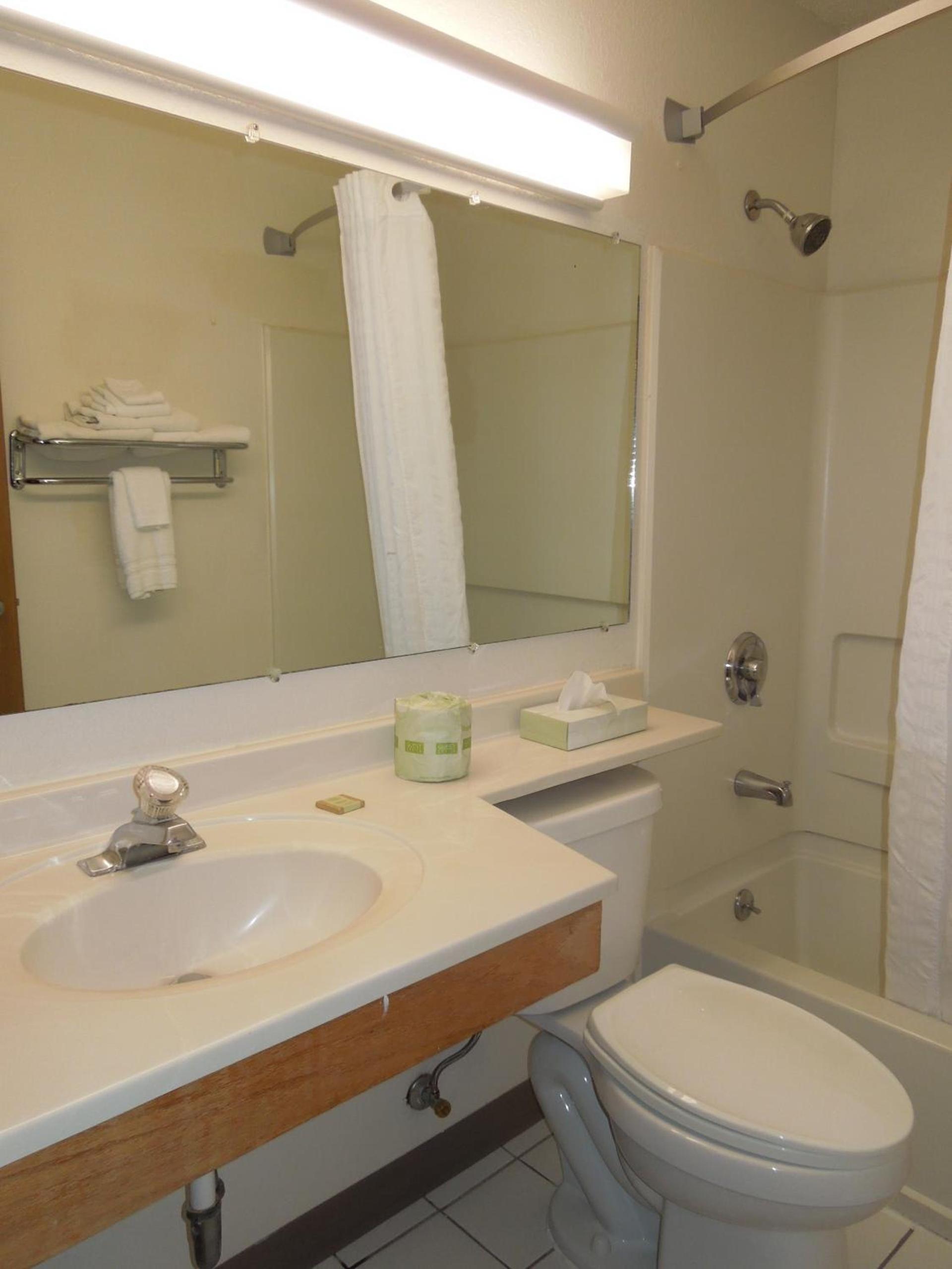 Super 8 by Wyndham Kent/Akron Area photo 29