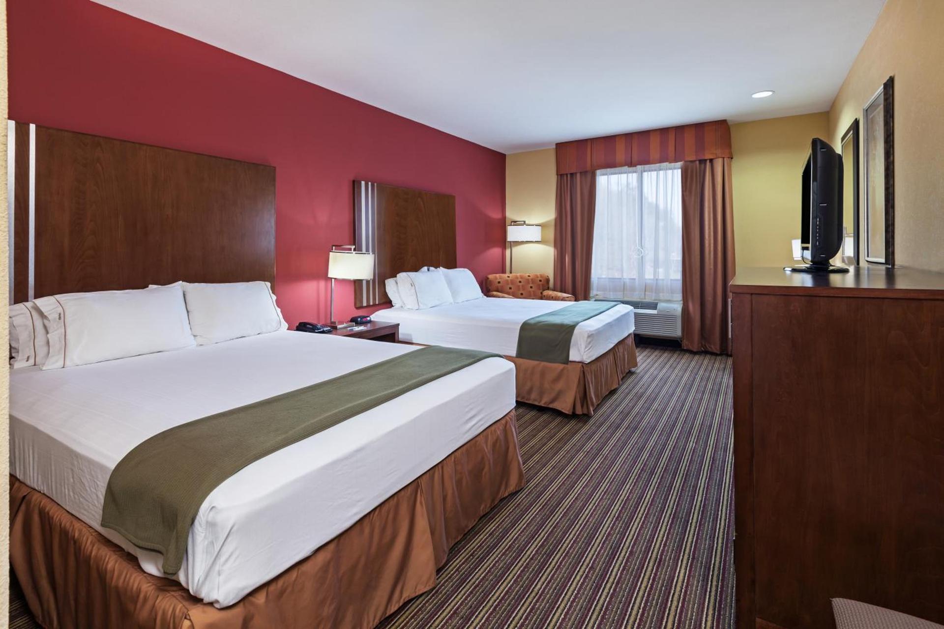 Holiday Inn Express & Suites Cleveland by IHG photo 3