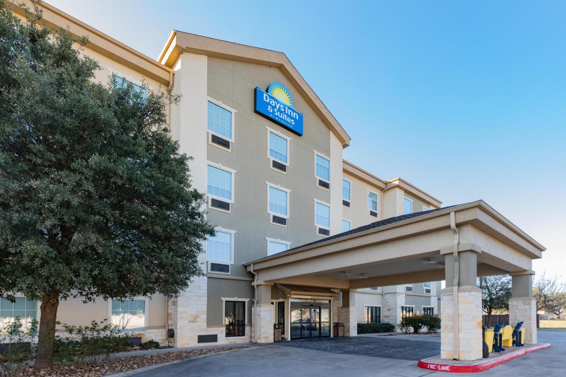 Days Inn & Suites by Wyndham San Antonio near Frost Bank Center photo 41