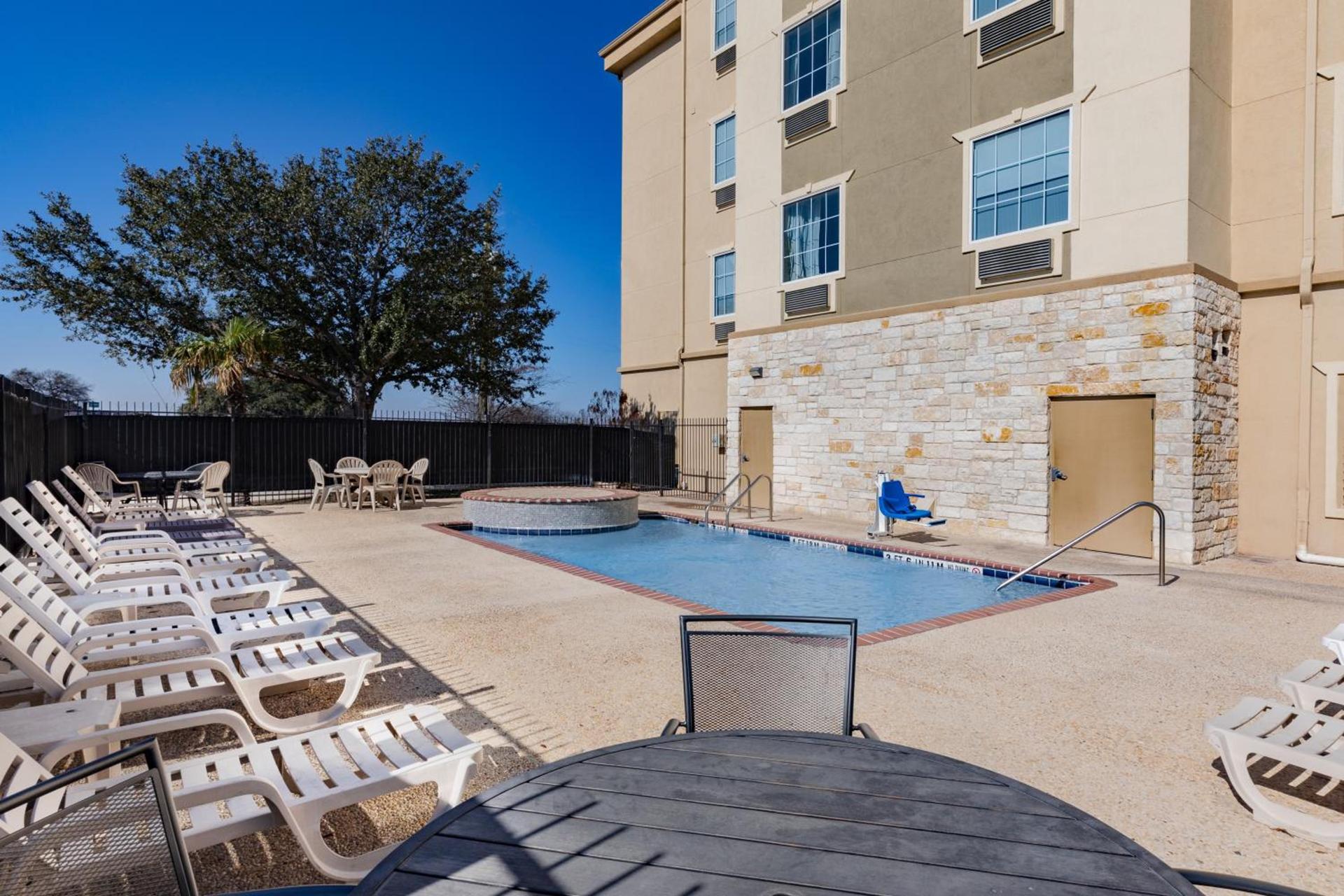 Days Inn & Suites by Wyndham San Antonio near Frost Bank Center photo 54
