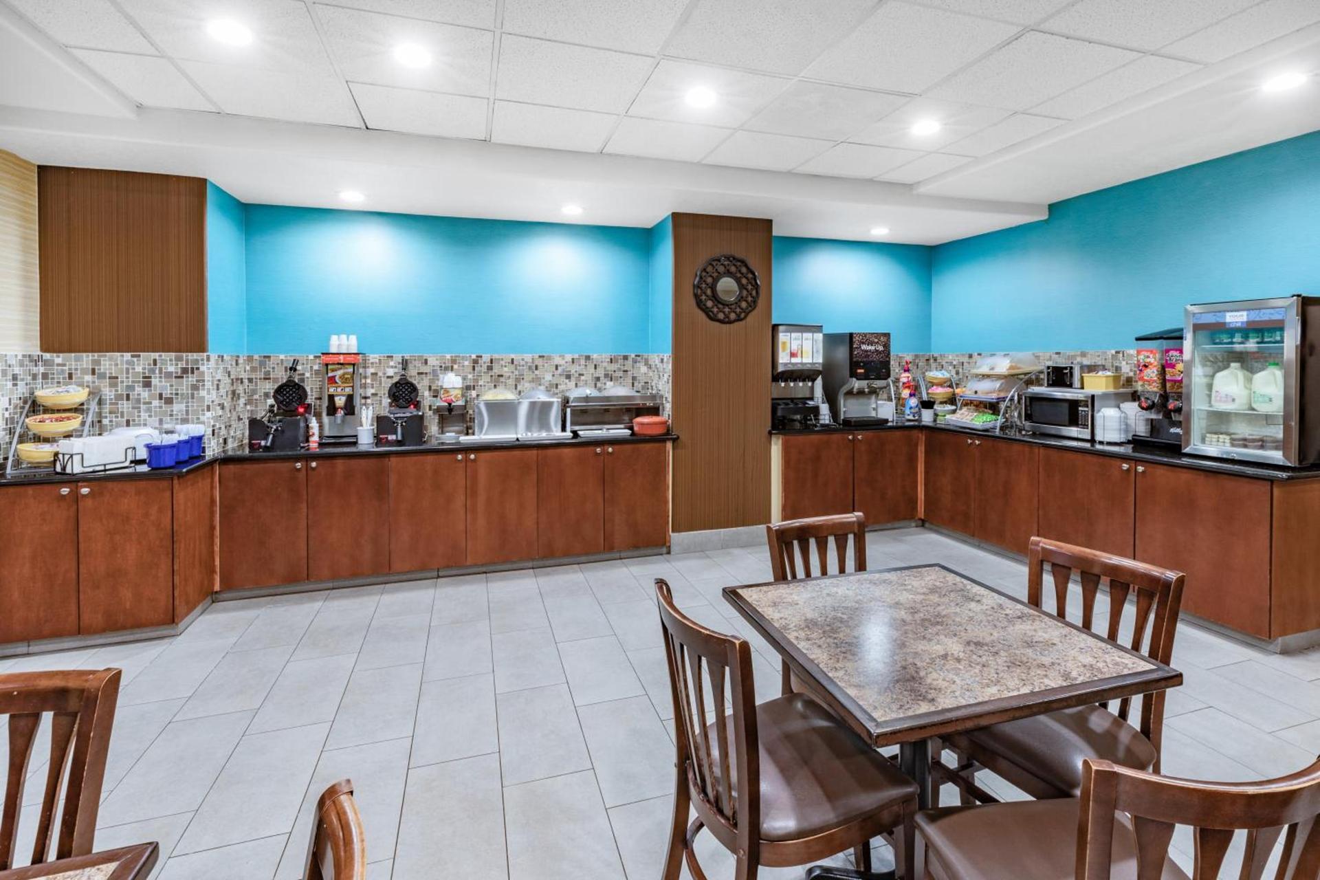 Days Inn & Suites by Wyndham San Antonio near Frost Bank Center photo 52