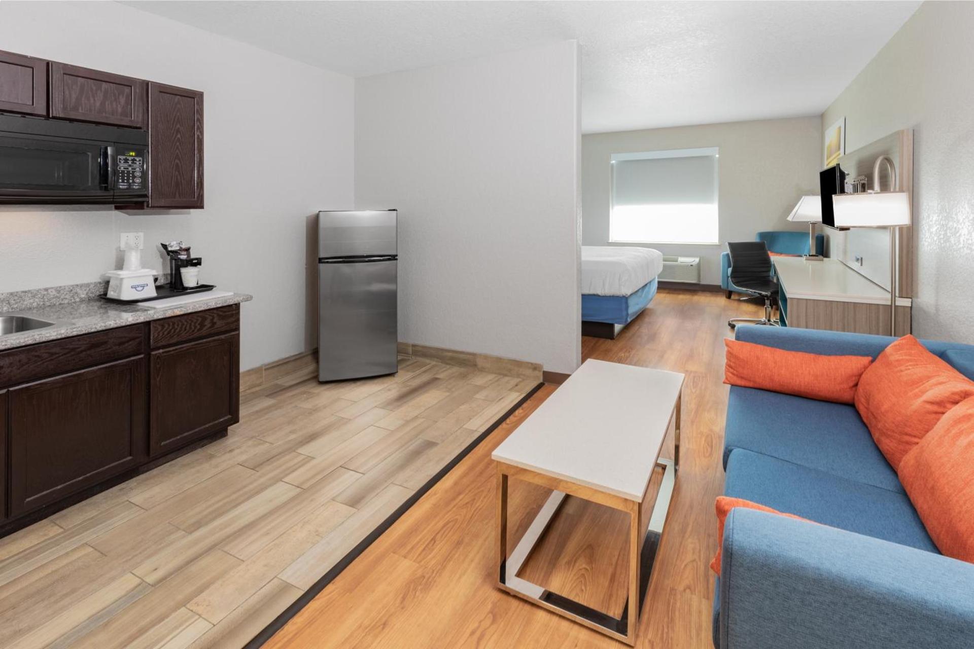 Days Inn & Suites by Wyndham San Antonio near Frost Bank Center photo 46