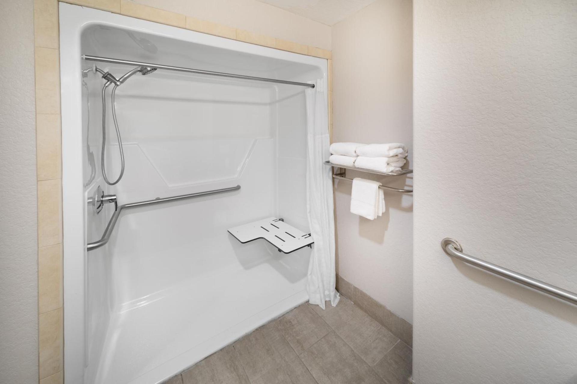 Days Inn & Suites by Wyndham San Antonio near Frost Bank Center photo 45