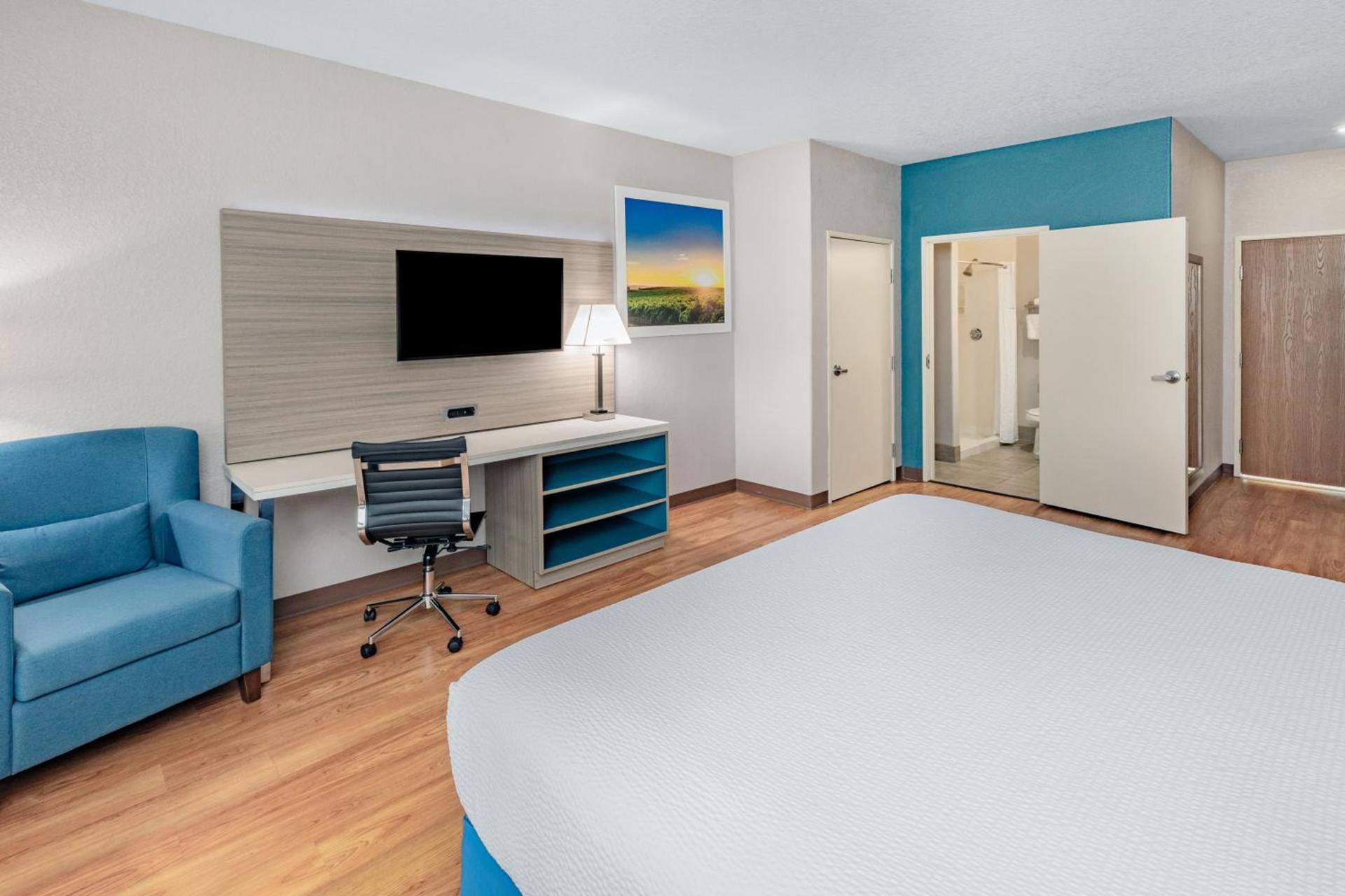 Days Inn & Suites by Wyndham San Antonio near Frost Bank Center photo 44