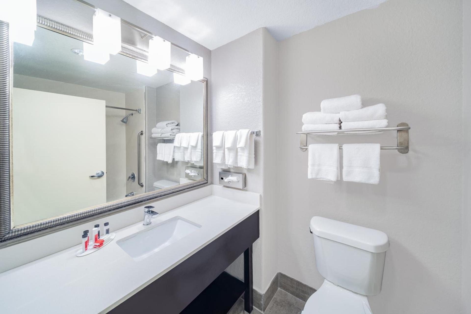 Days Inn & Suites by Wyndham San Antonio near Frost Bank Center photo 34