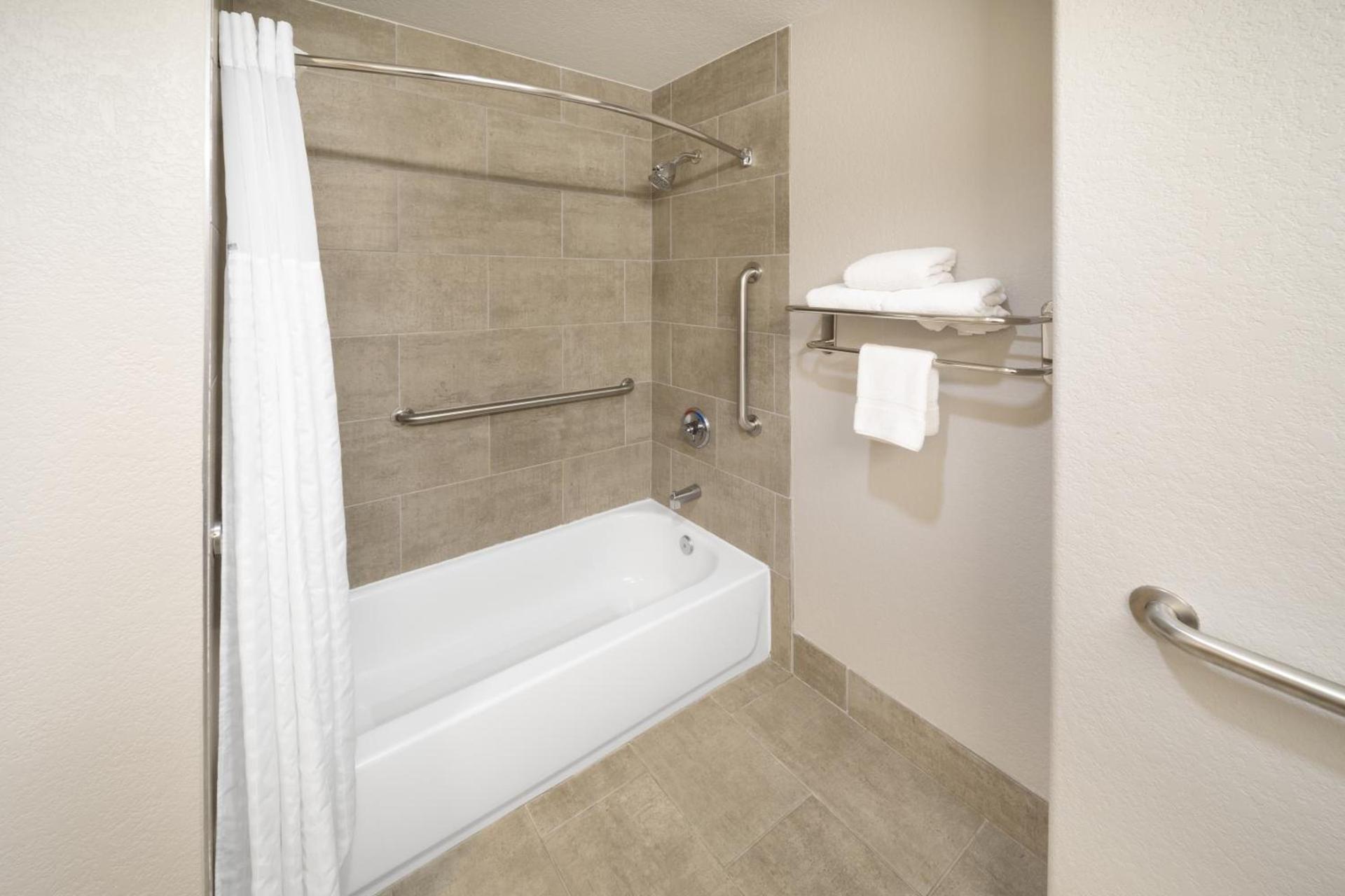 Days Inn & Suites by Wyndham San Antonio near Frost Bank Center photo 36