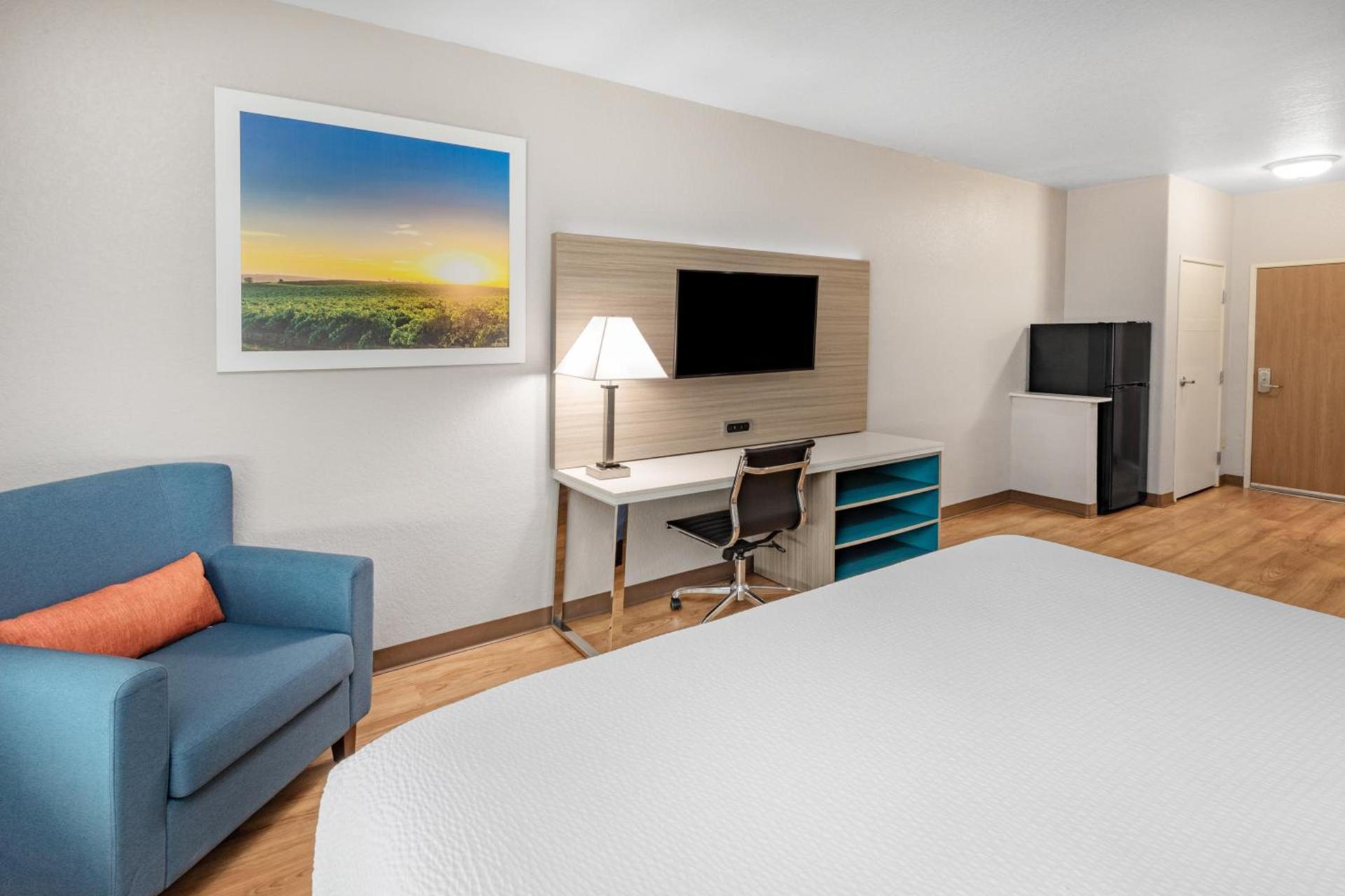 Days Inn & Suites by Wyndham San Antonio near Frost Bank Center photo 33