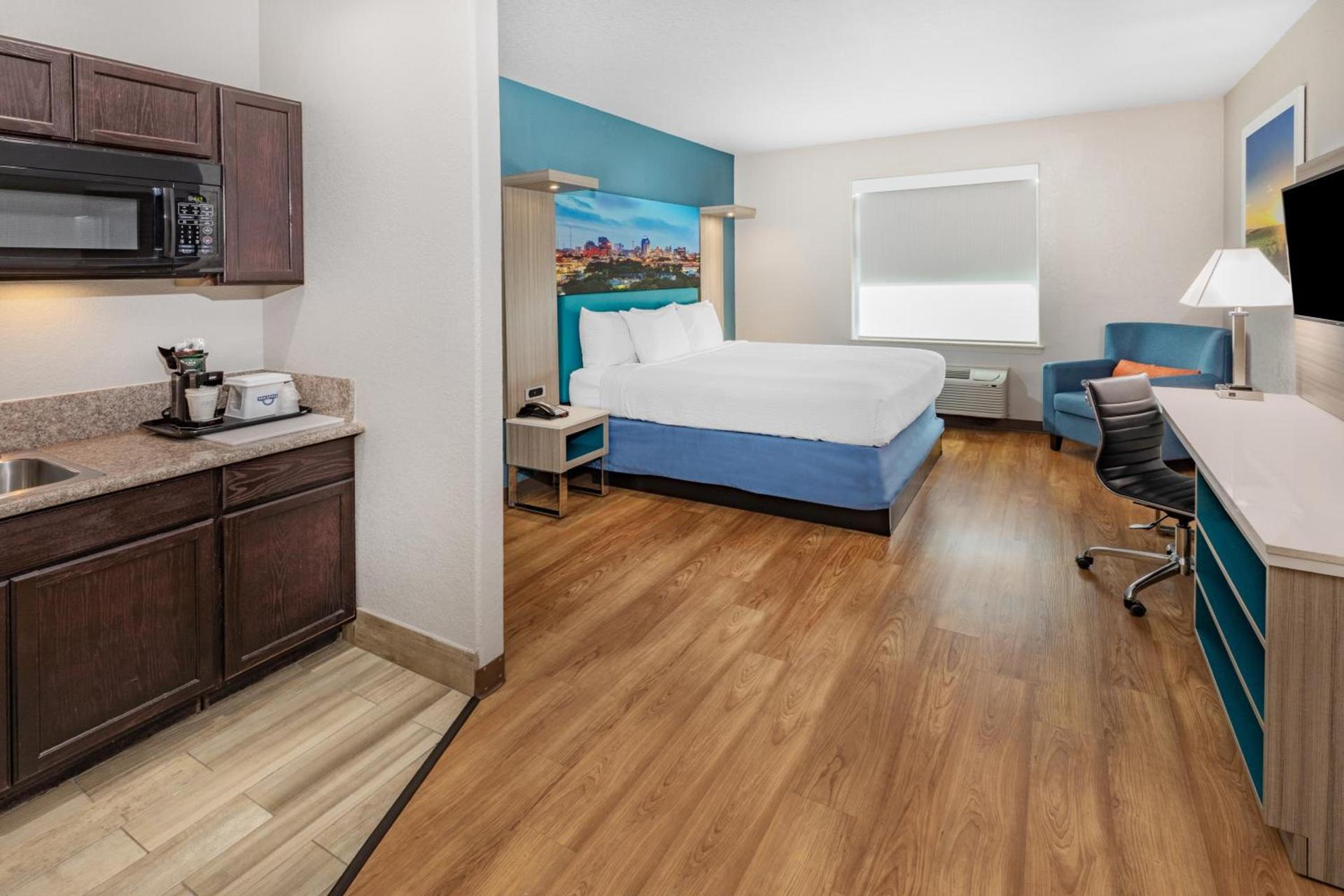 Days Inn & Suites by Wyndham San Antonio near Frost Bank Center photo 32