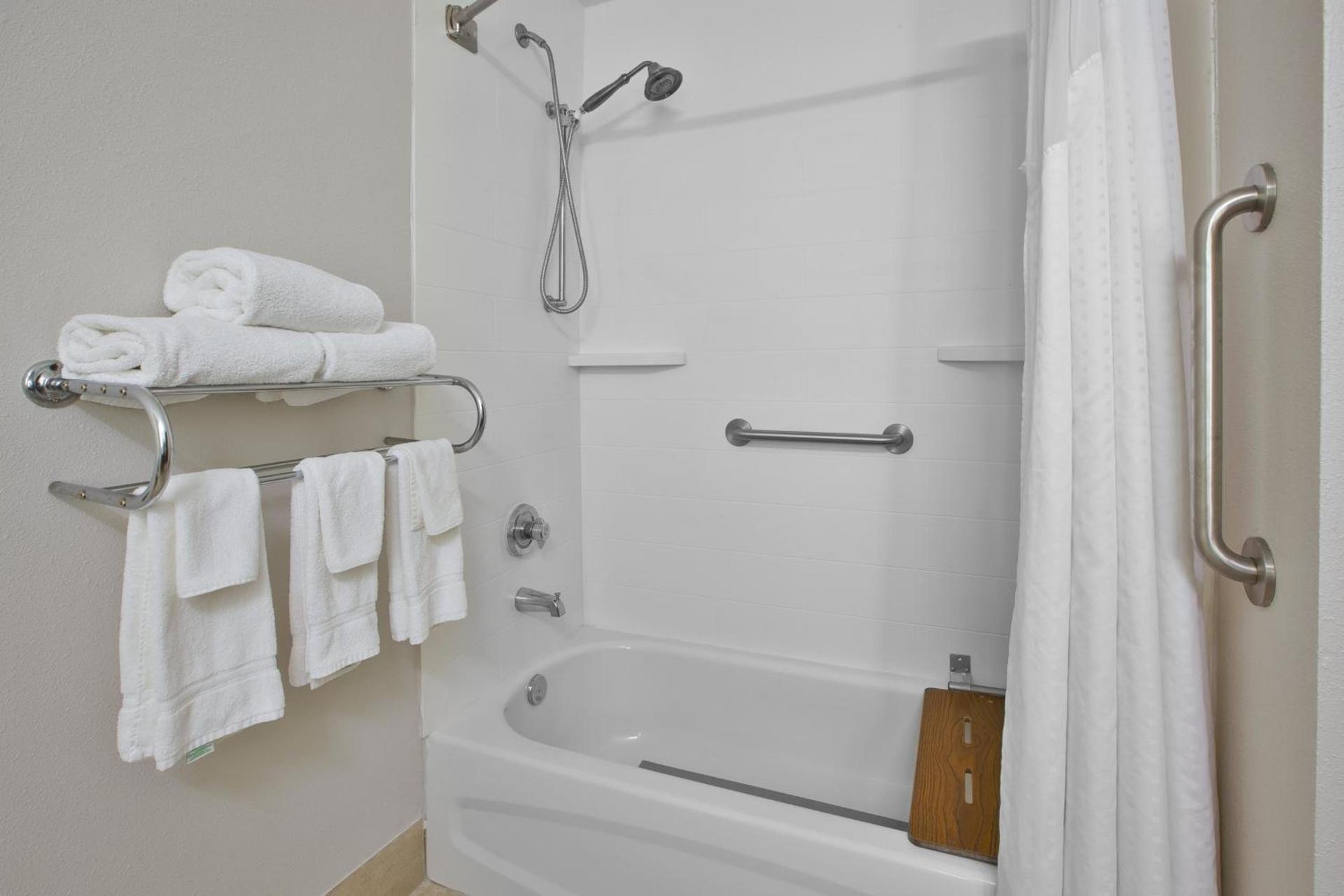 Holiday Inn Express Hotel & Suites Cincinnati Northeast-Milford by IHG photo 36