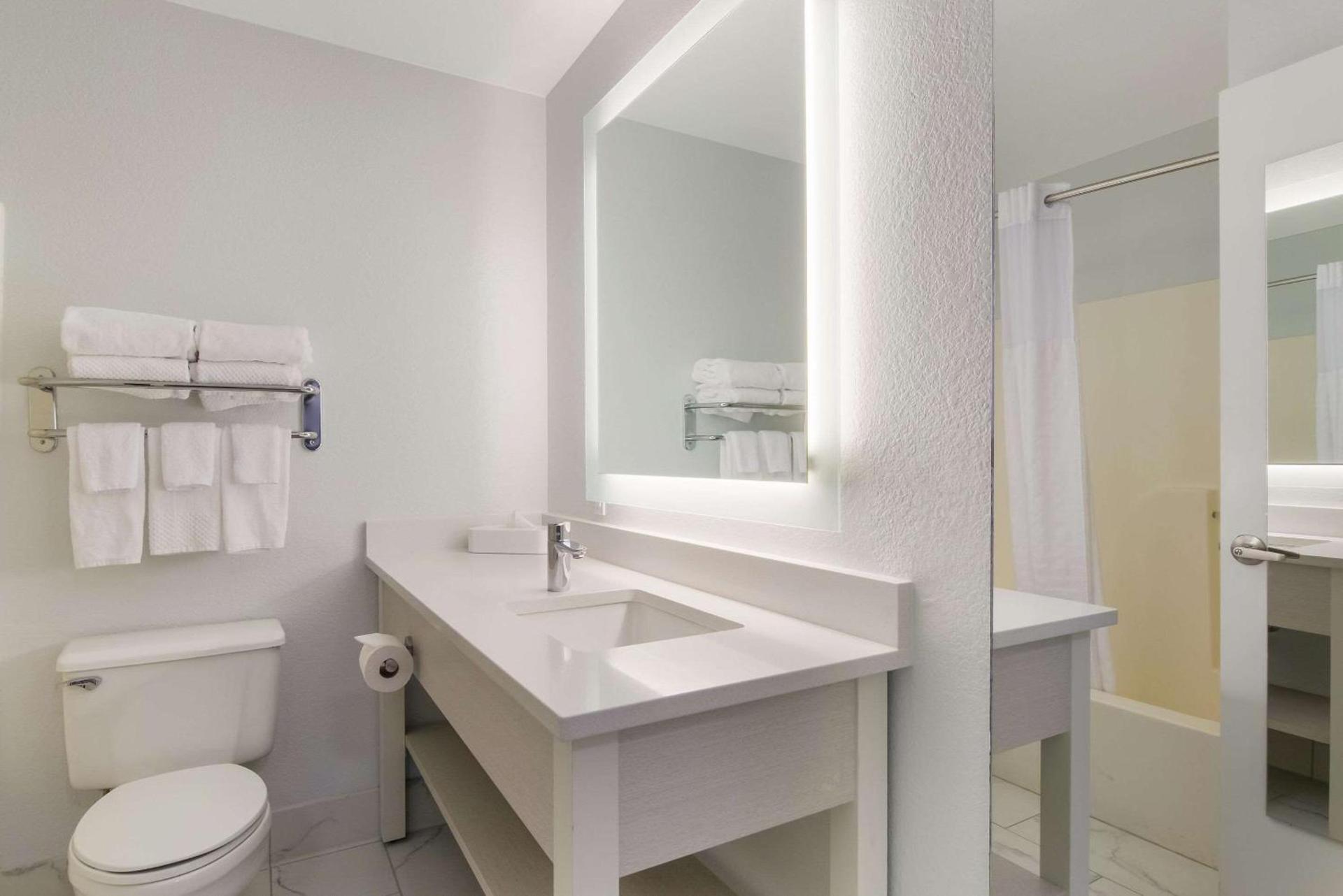 MainStay Suites Omaha Old Mill photo 18
