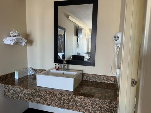 Travelodge by Wyndham Holland-Toledo photo 18