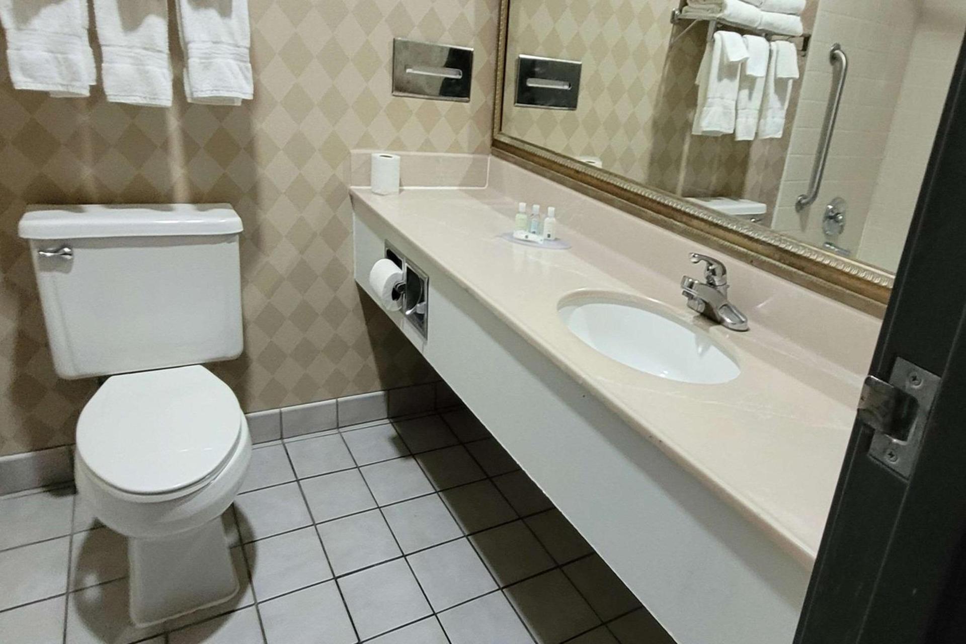 Quality Inn & Suites Columbia I-70 photo 12