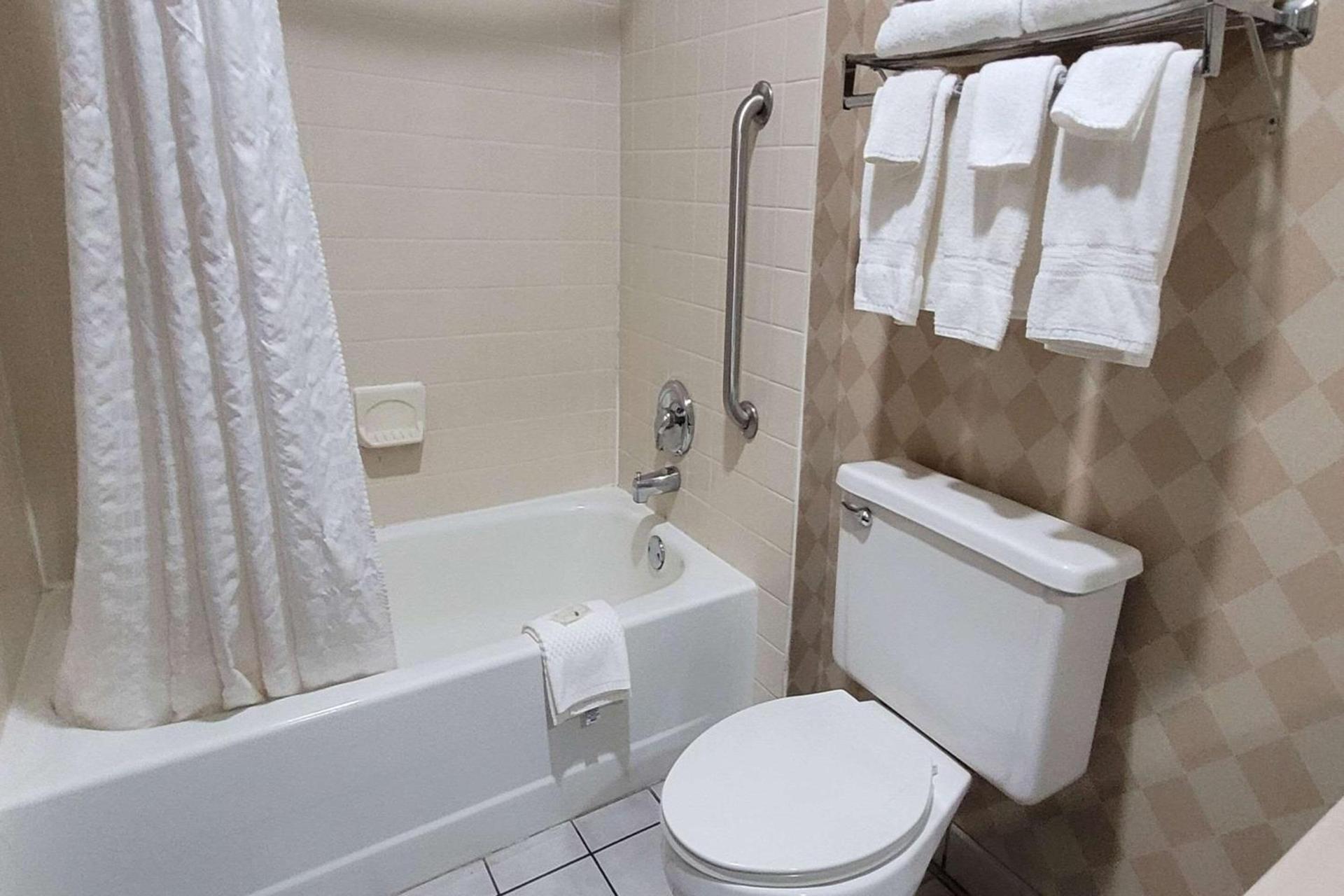 Quality Inn & Suites Columbia I-70 photo 13