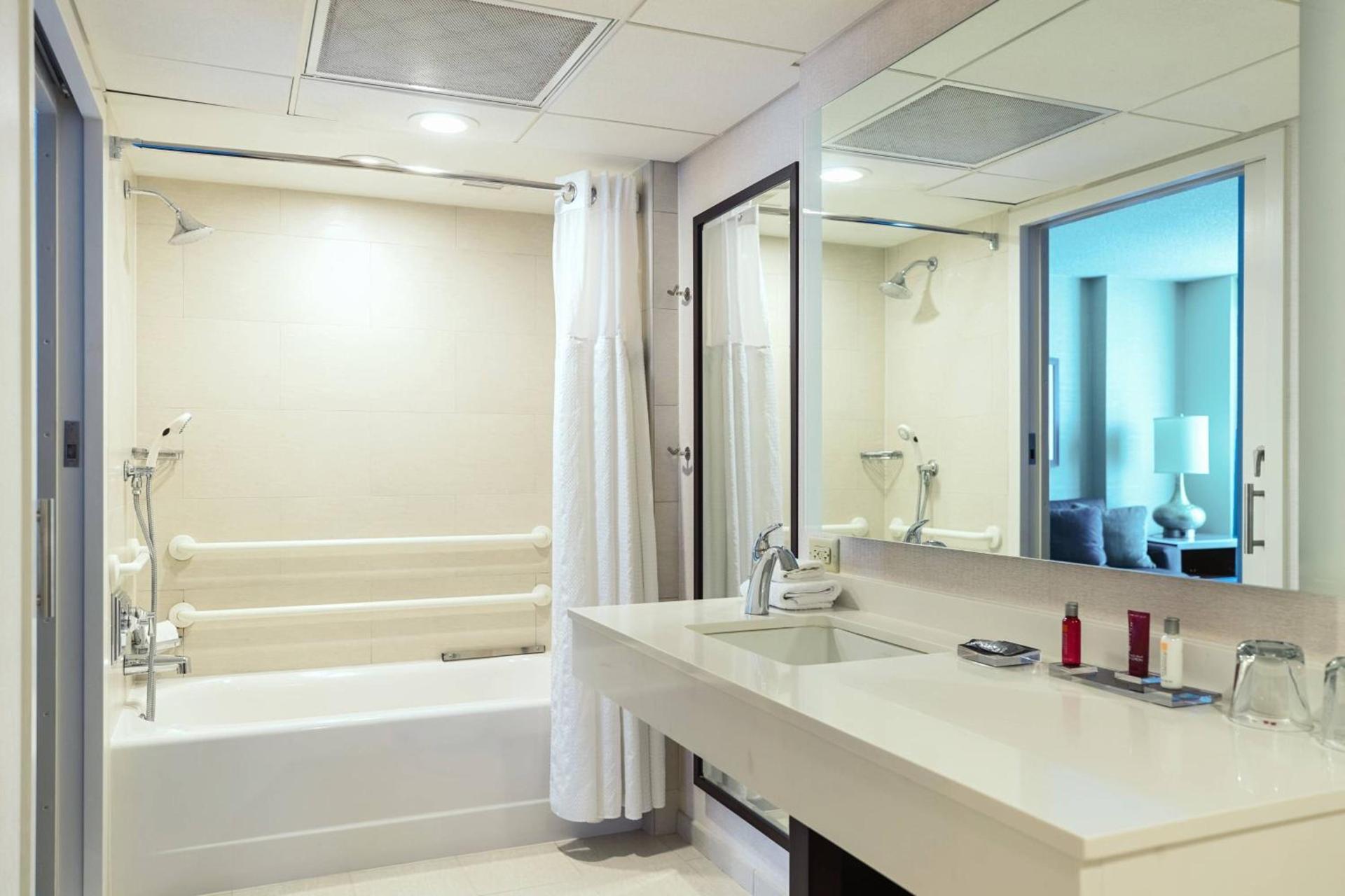 Hampton Inn & Suites Downers Grove Chicago photo 27