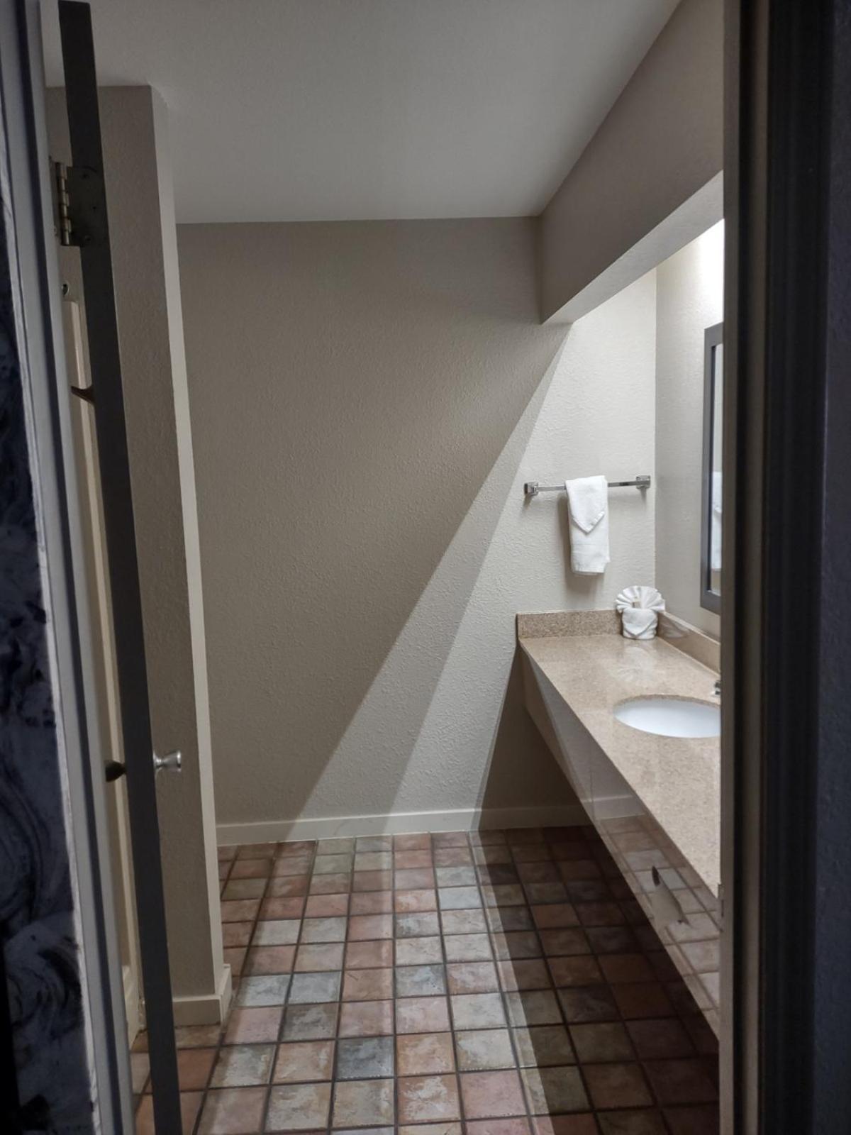 Days Inn by Wyndham Lonoke photo 48