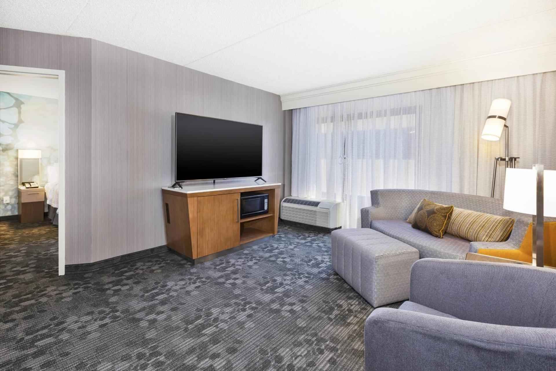 Courtyard by Marriott Secaucus Meadowlands photo 13
