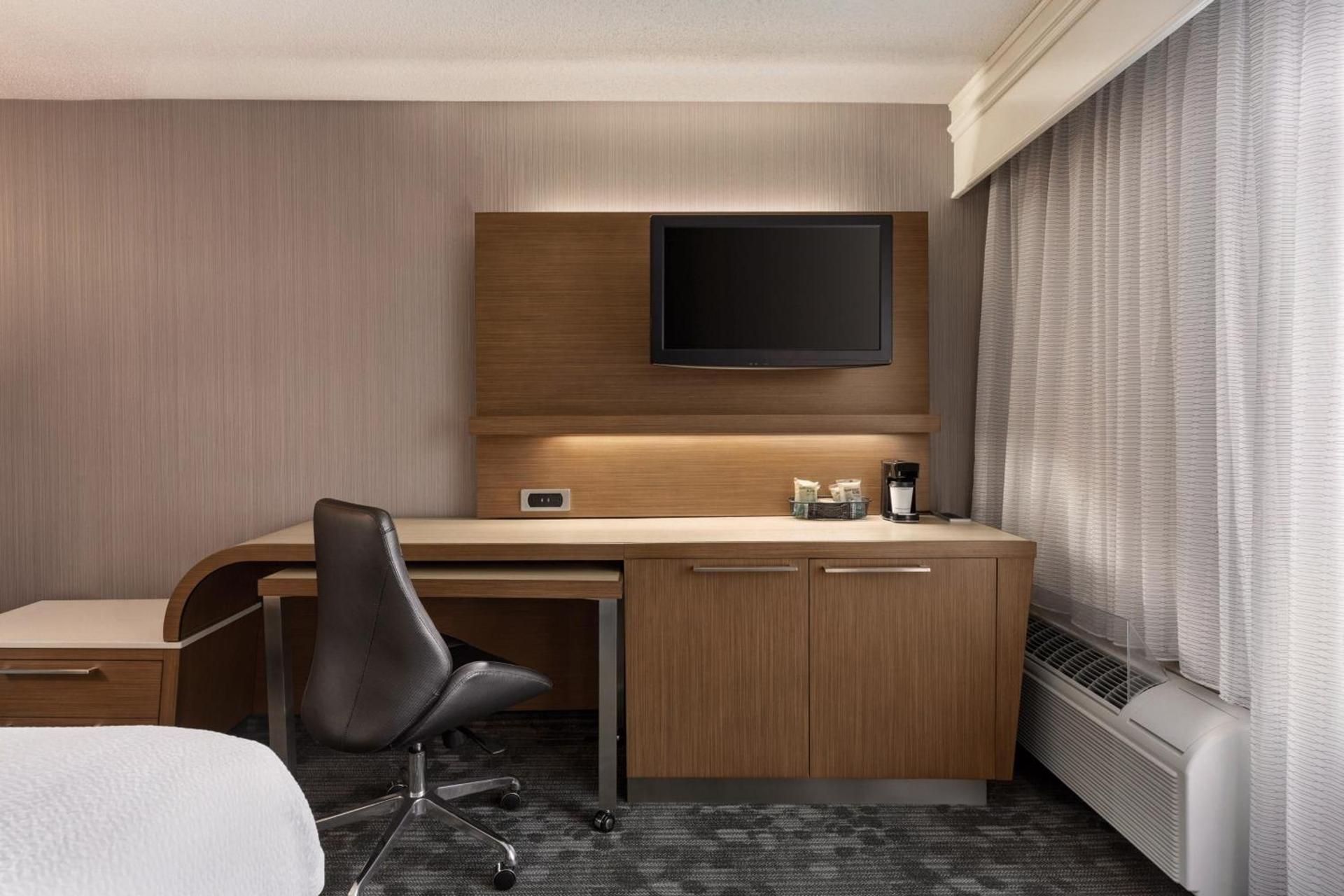 Courtyard by Marriott Topeka photo 14
