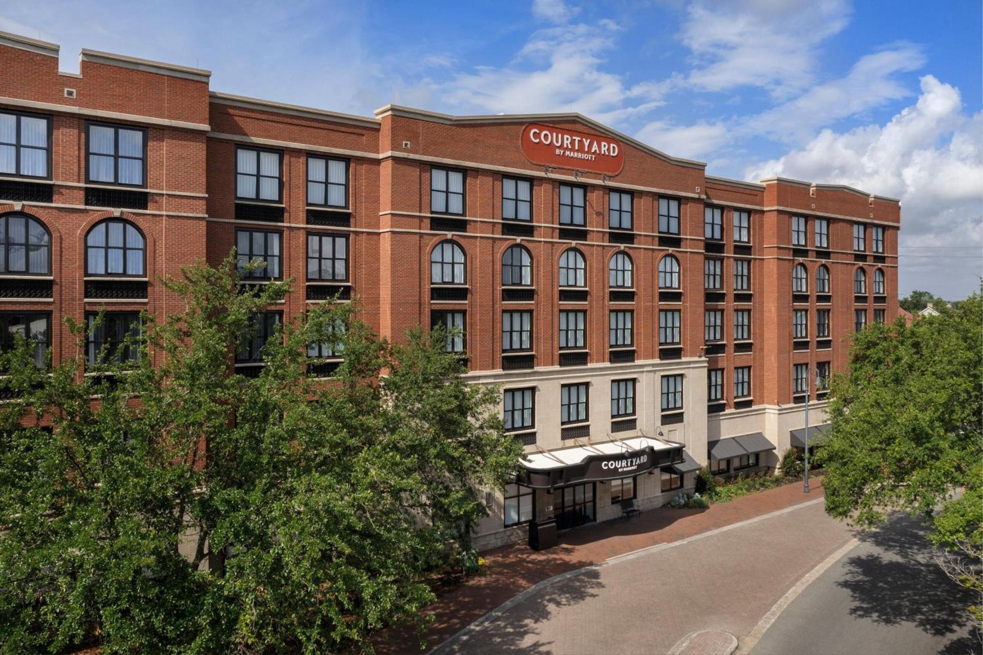 Courtyard by Marriott Savannah Downtown - Historic District photo 2