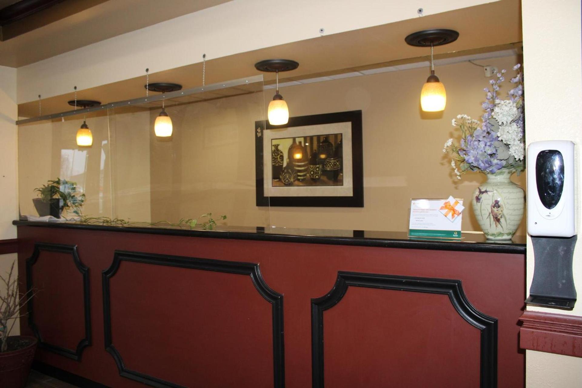 Quality Suites photo 54