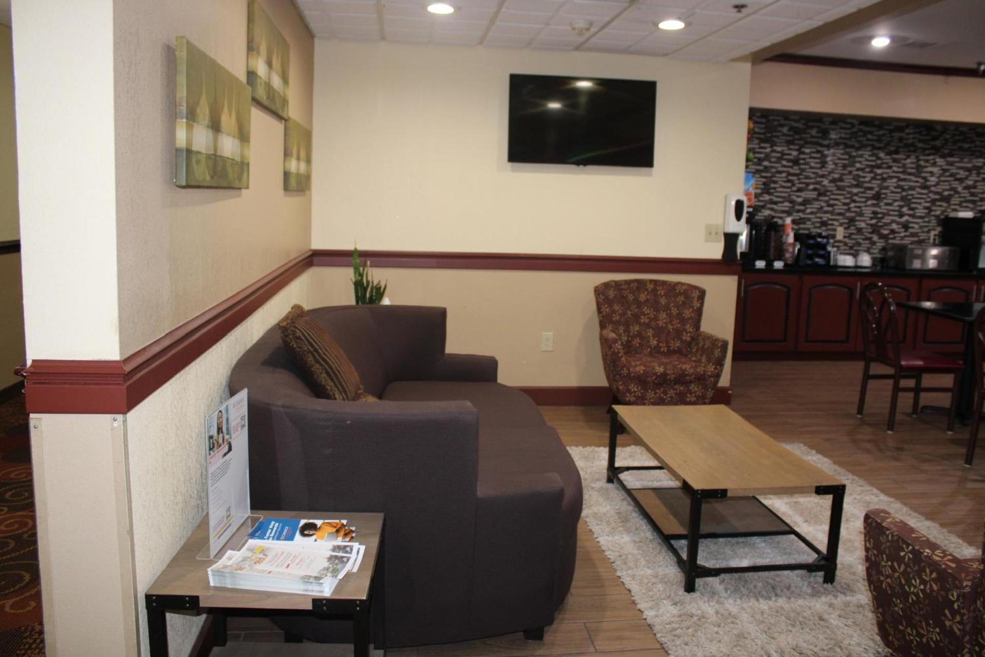 Quality Suites photo 68