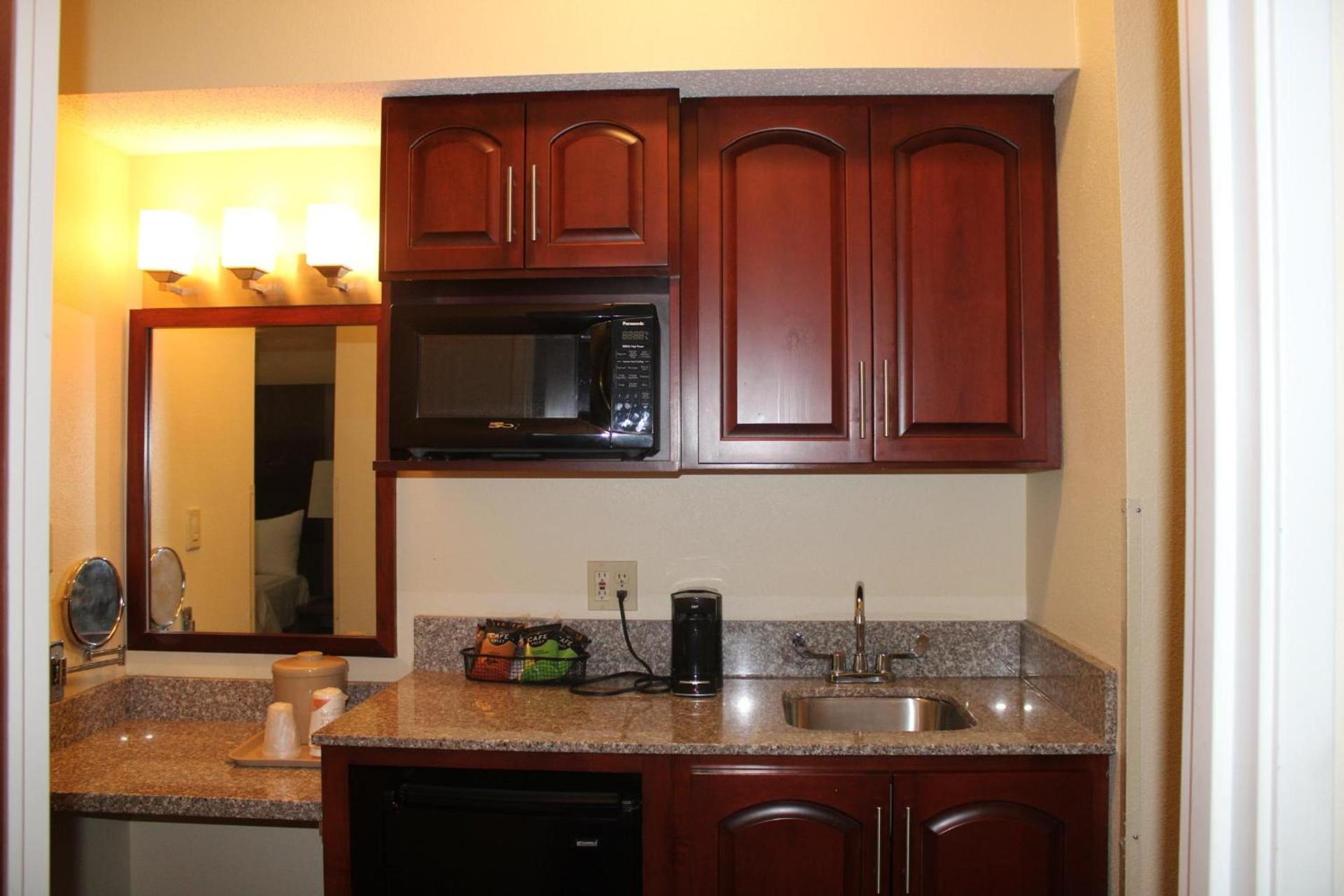 Quality Suites photo 79
