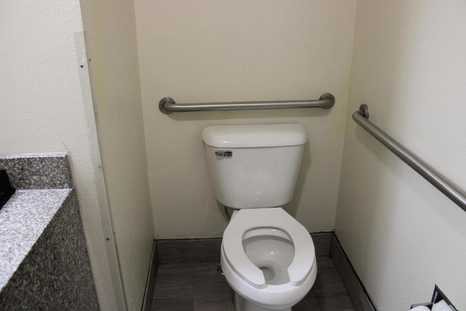 Quality Suites photo 81