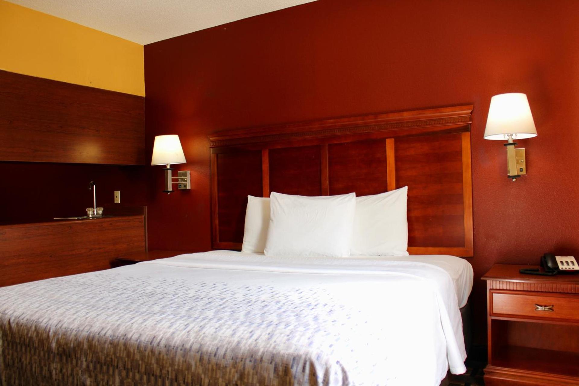 HomeTown Inn & Suites photo 5