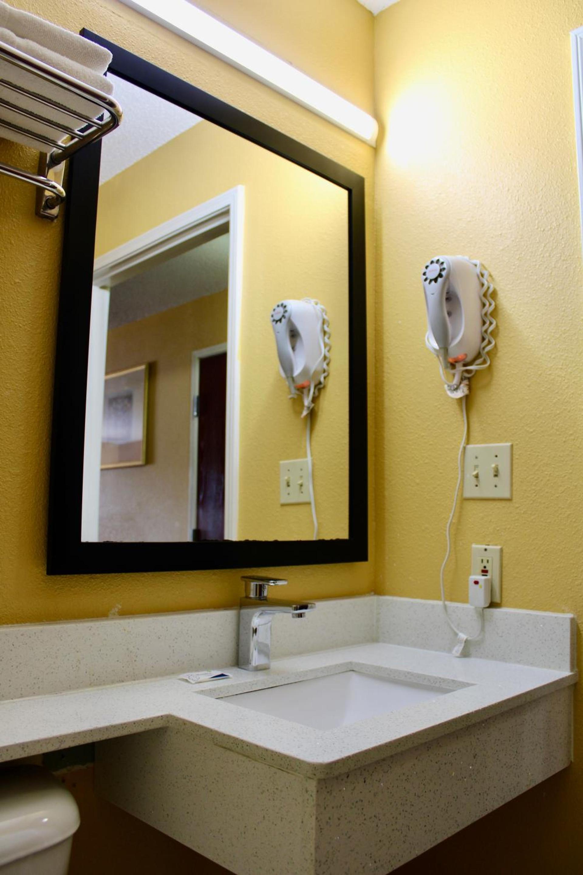 HomeTown Inn & Suites photo 17