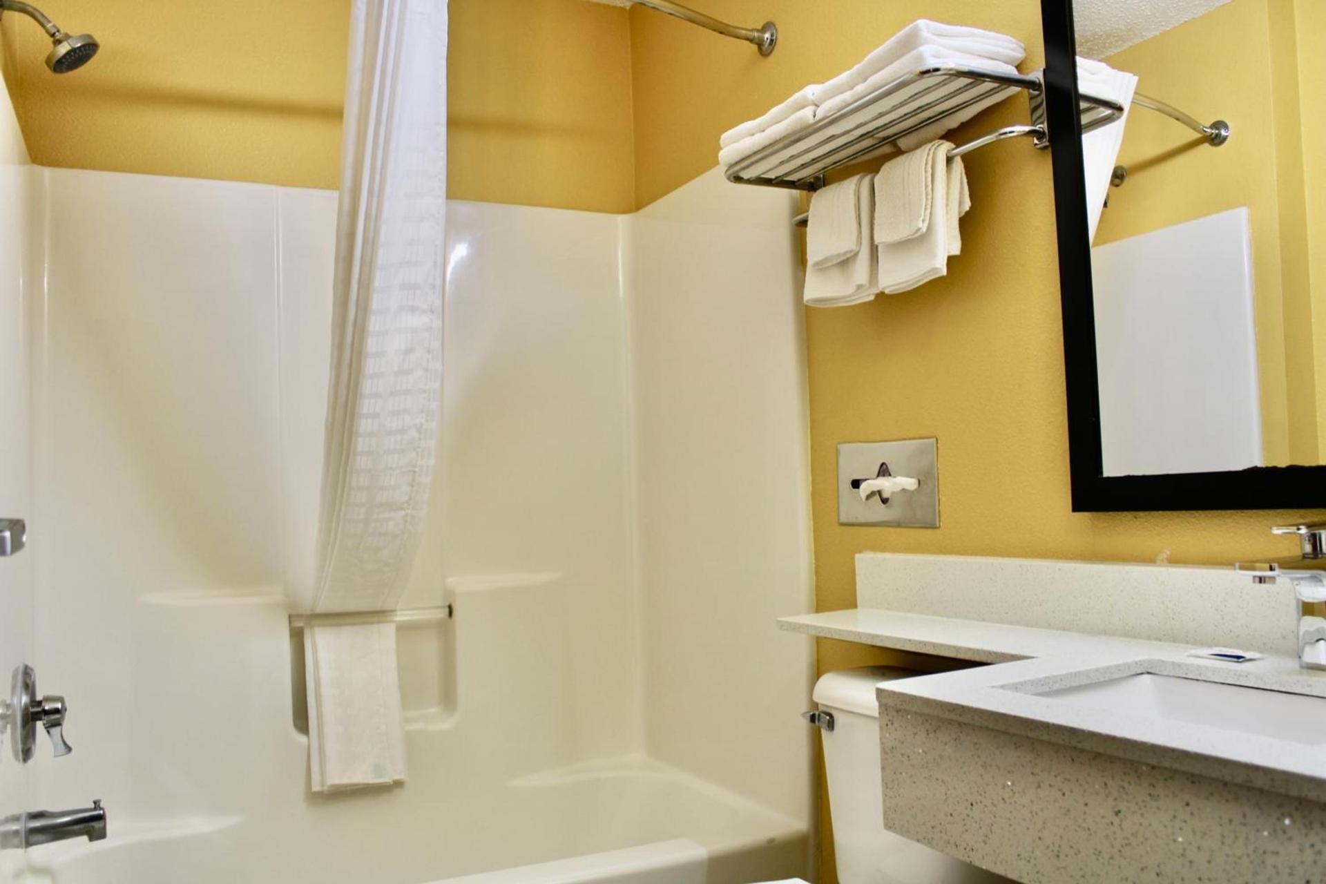 HomeTown Inn & Suites photo 10
