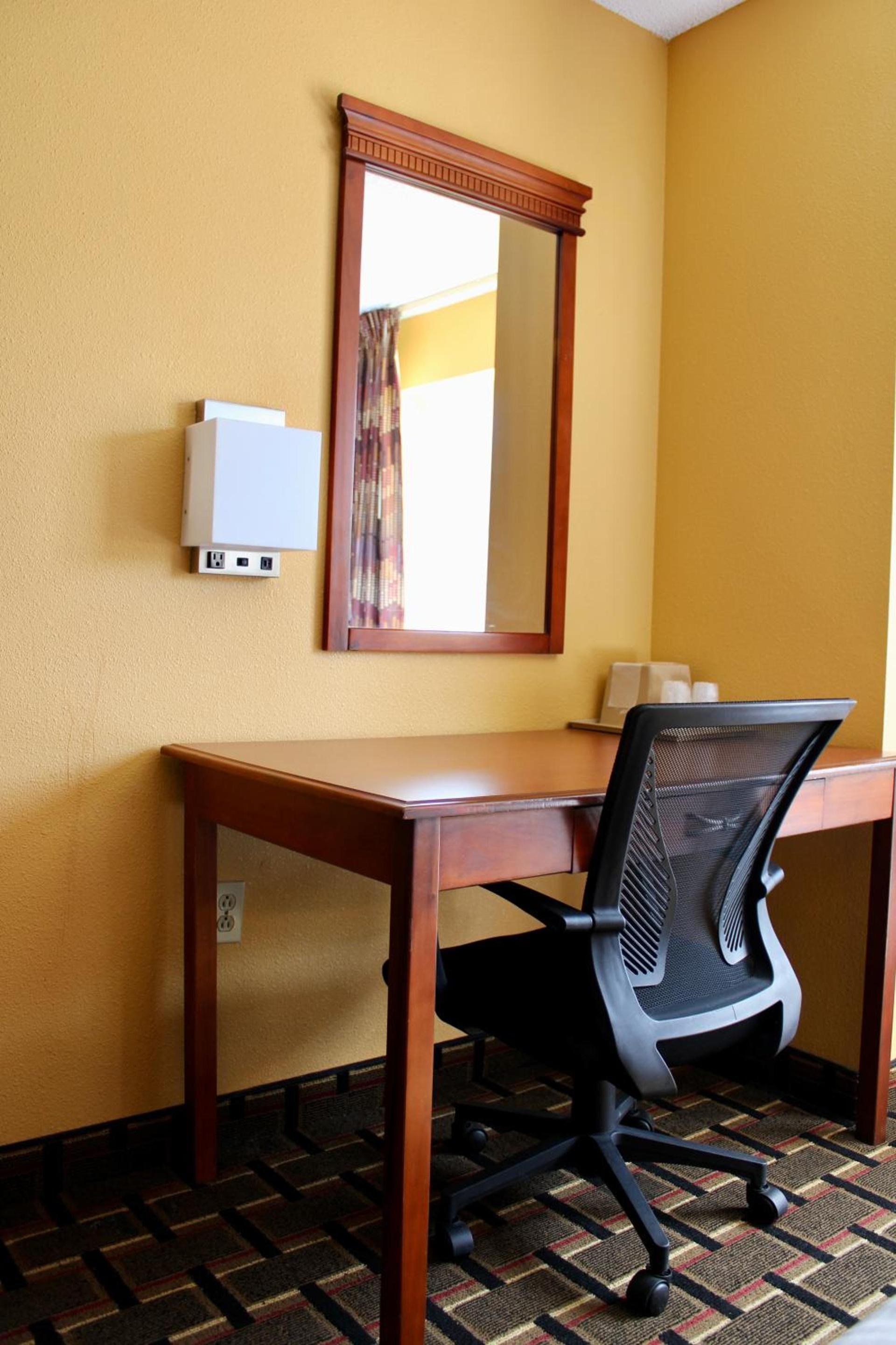 HomeTown Inn & Suites photo 9