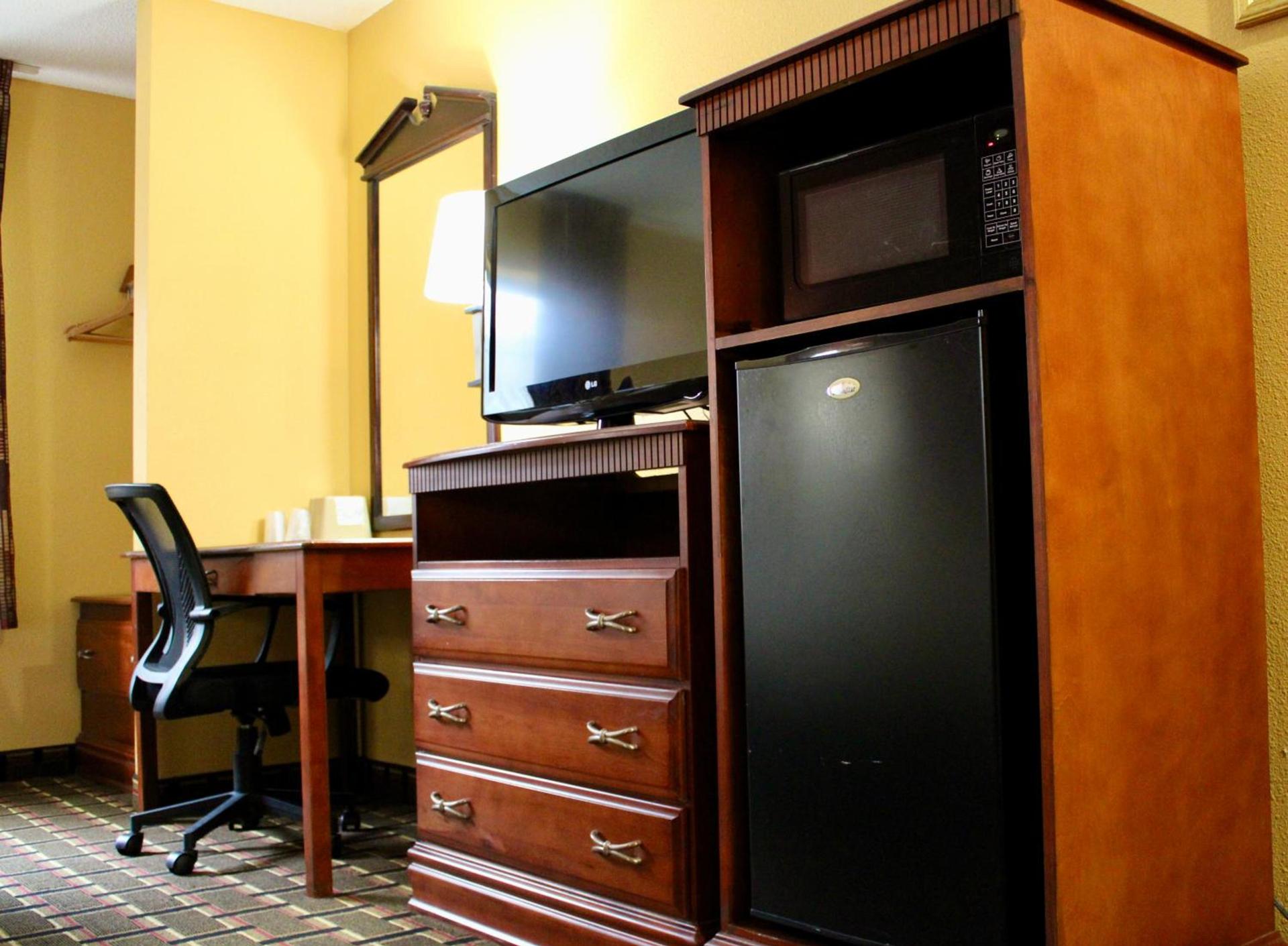 HomeTown Inn & Suites photo 2