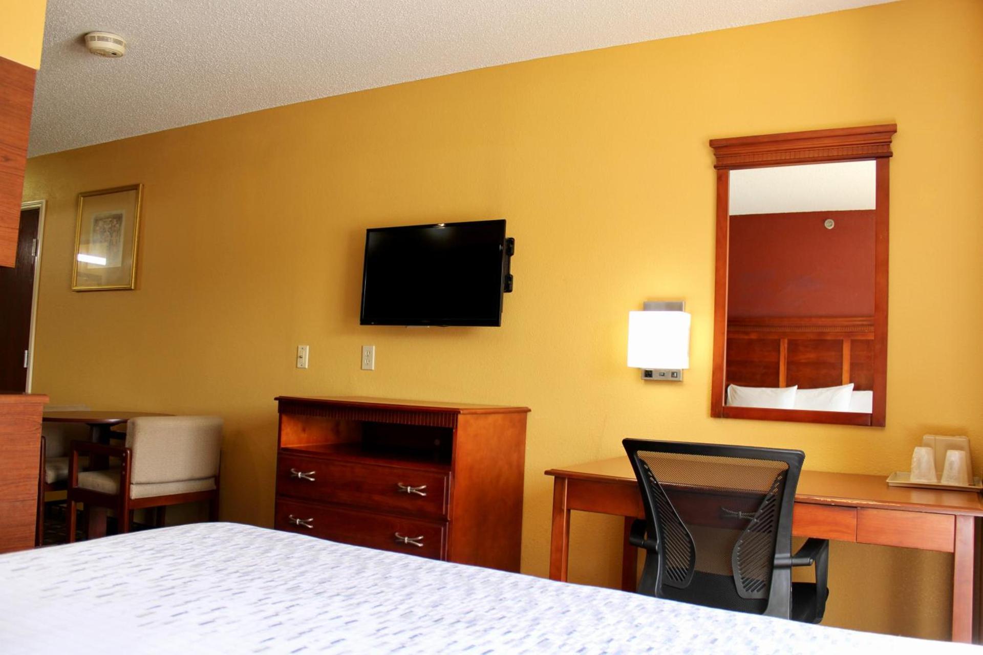 HomeTown Inn & Suites photo 14