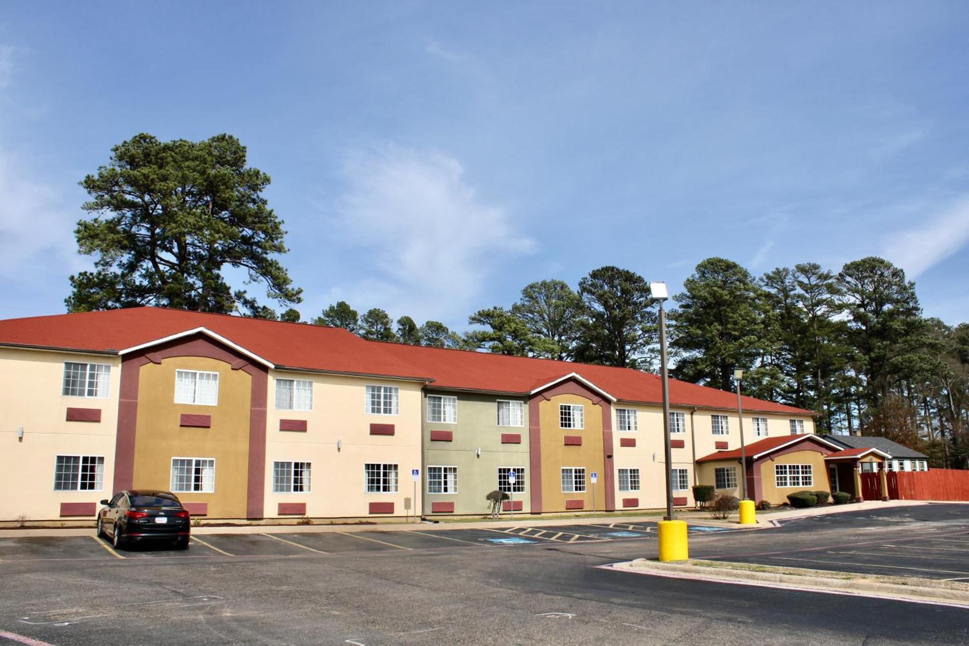 HomeTown Inn & Suites photo 1