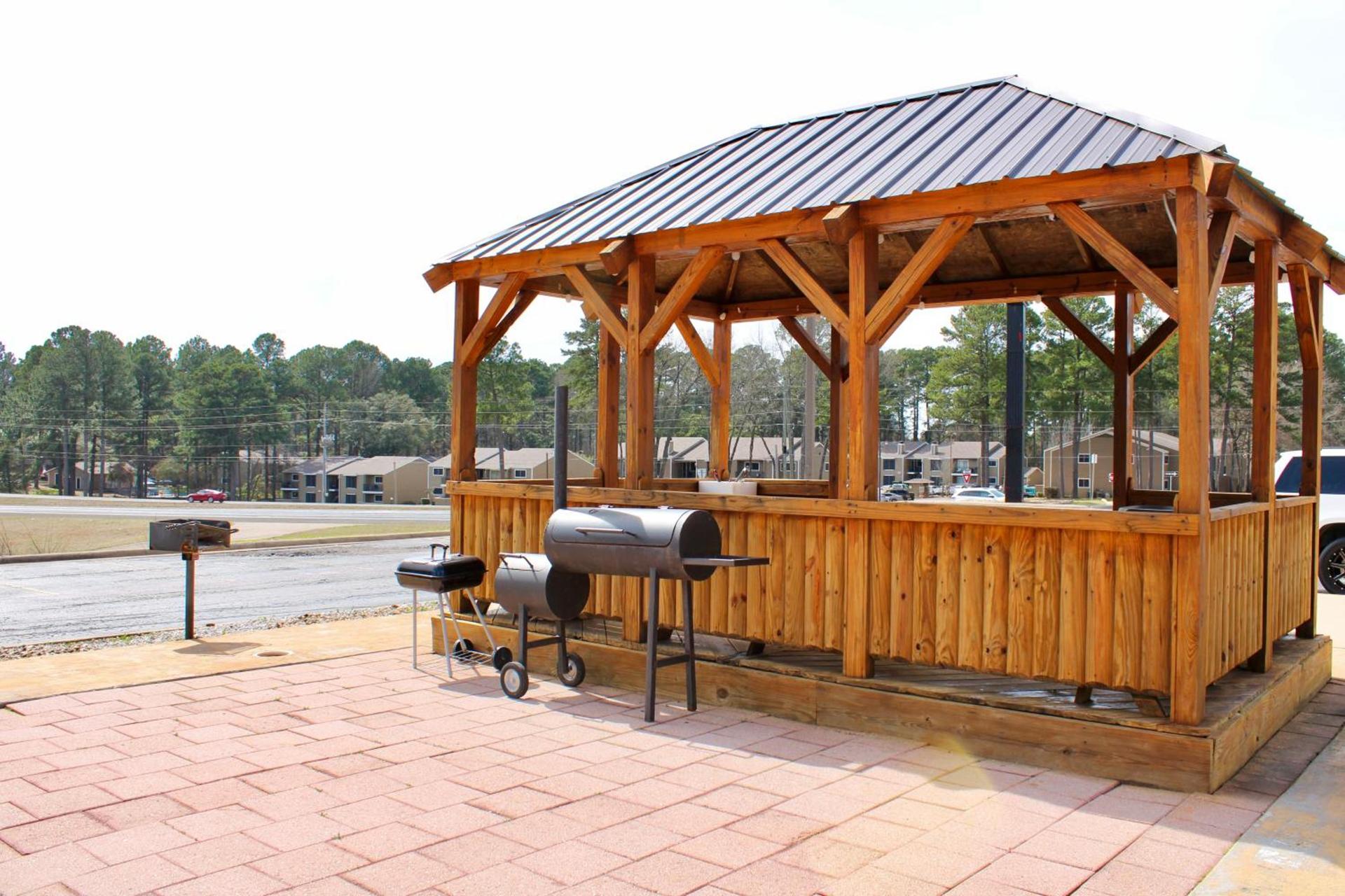 HomeTown Inn & Suites photo 13